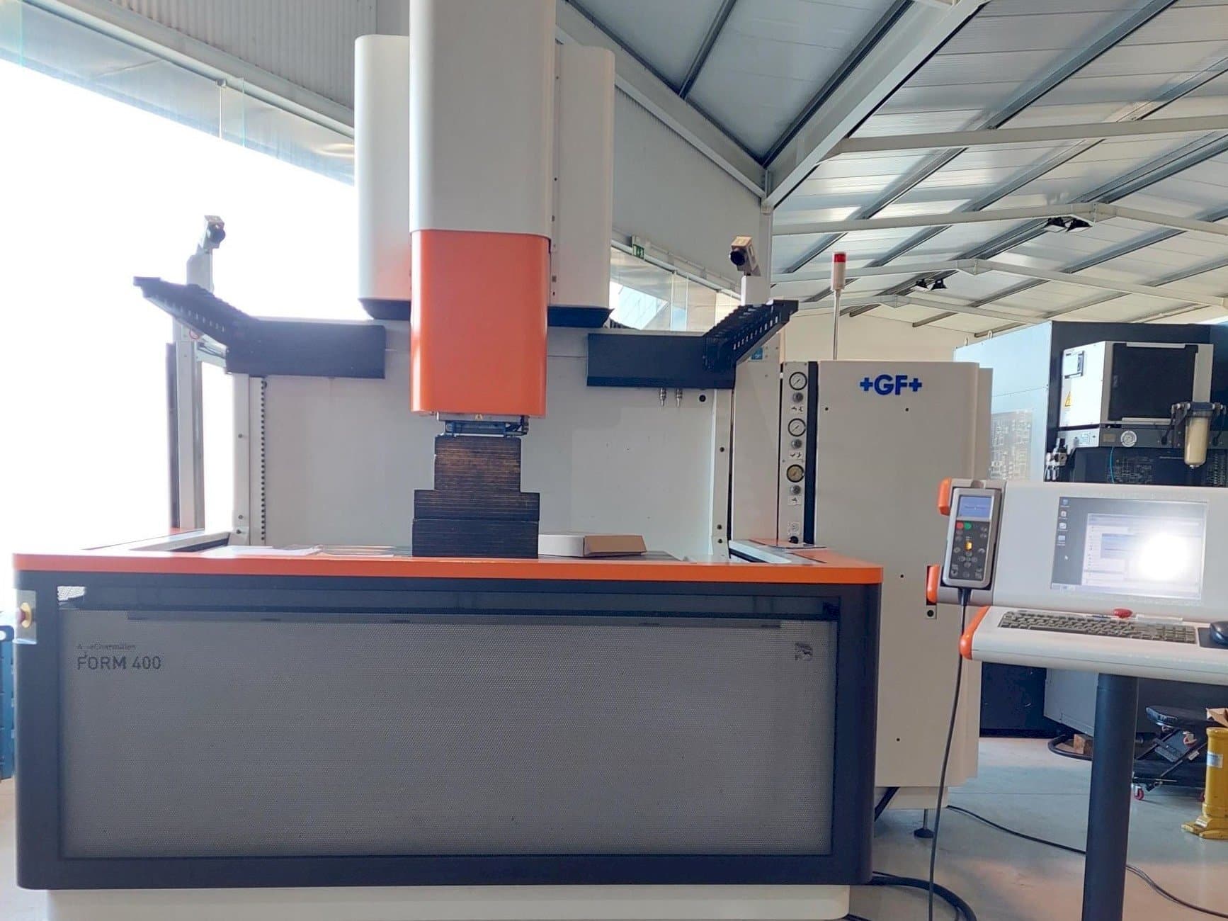 Vooraanzicht van AgieCharmilles FORM 400 machine