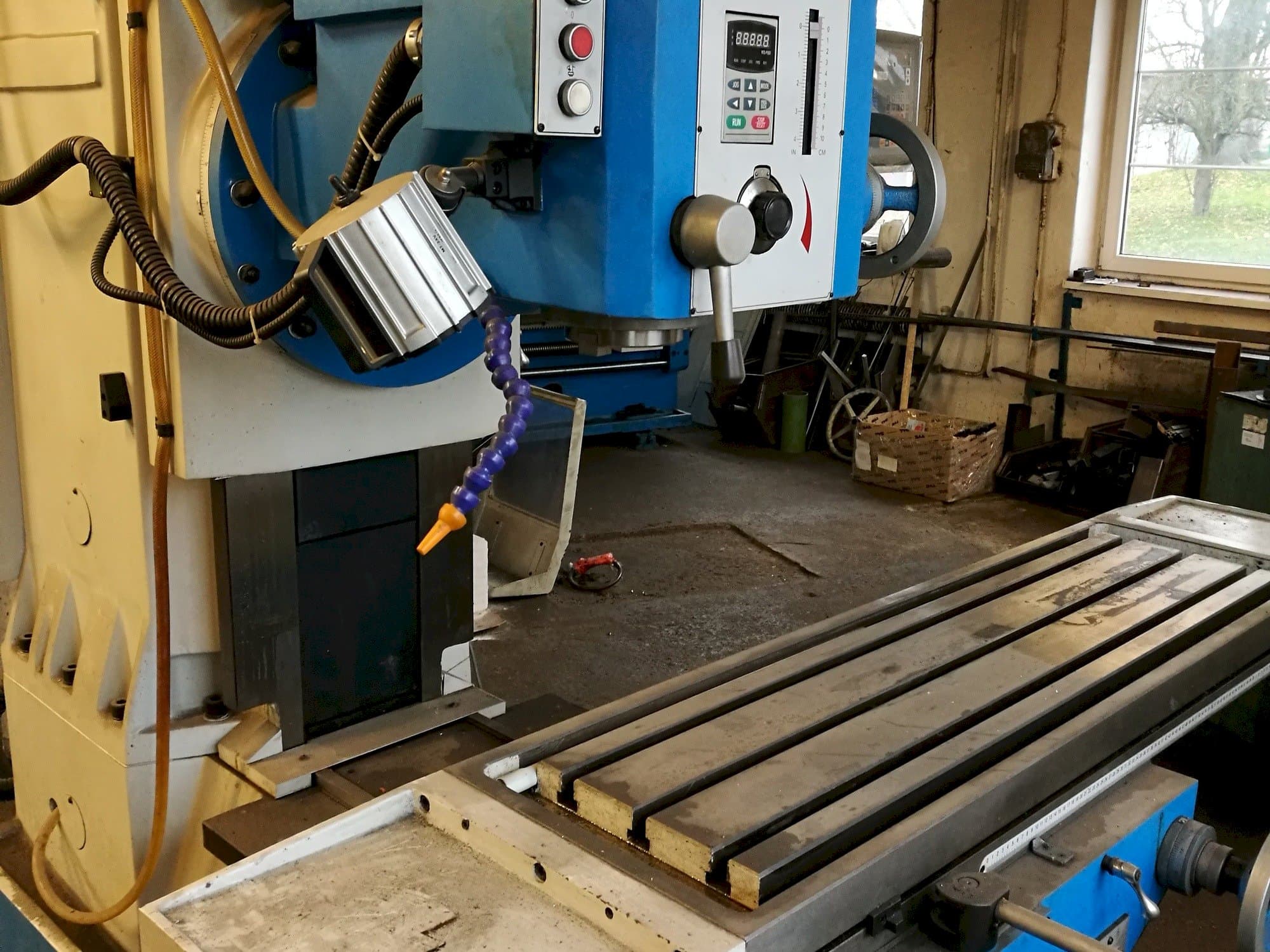 Vooraanzicht van KNUTH KB 1400 machine