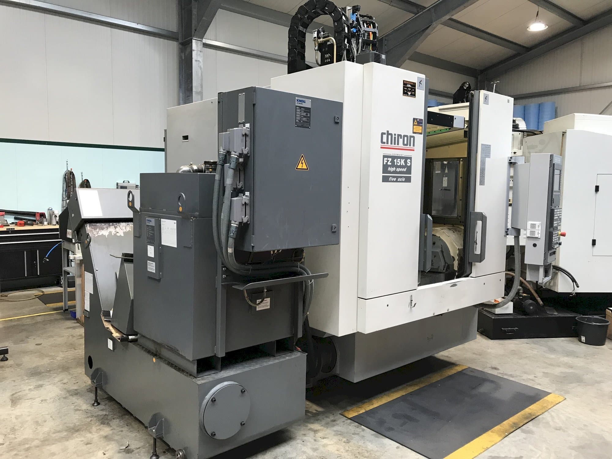 Vooraanzicht van CHIRON FZ15 KS machine