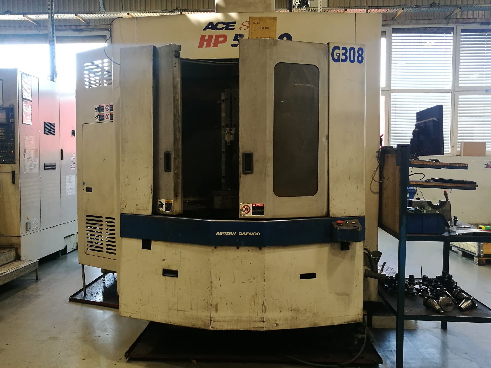 Vooraanzicht van DAEWOO Doosan ACE HP 5500 machine