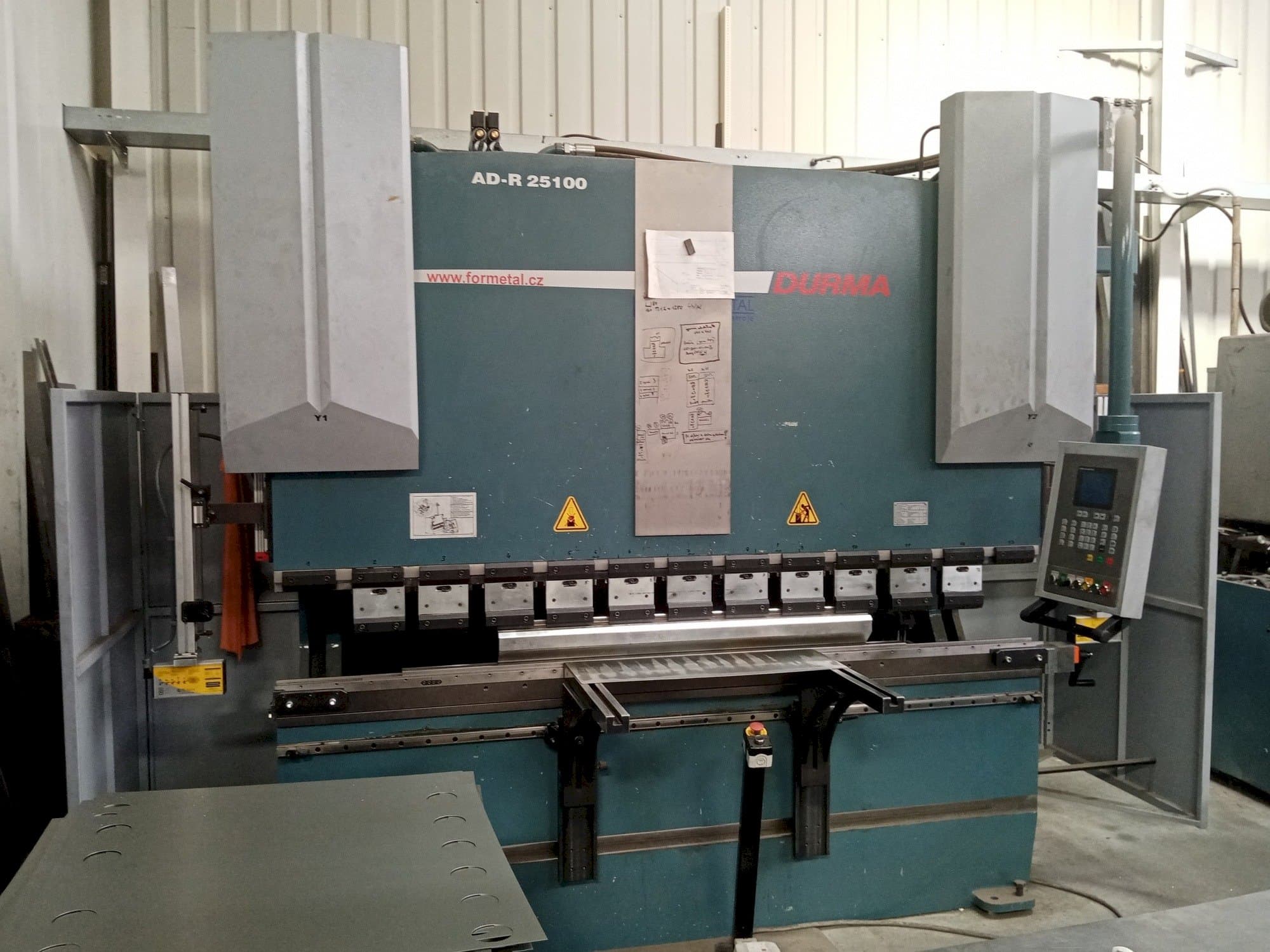 Vooraanzicht van Durma AD-R 25100 machine