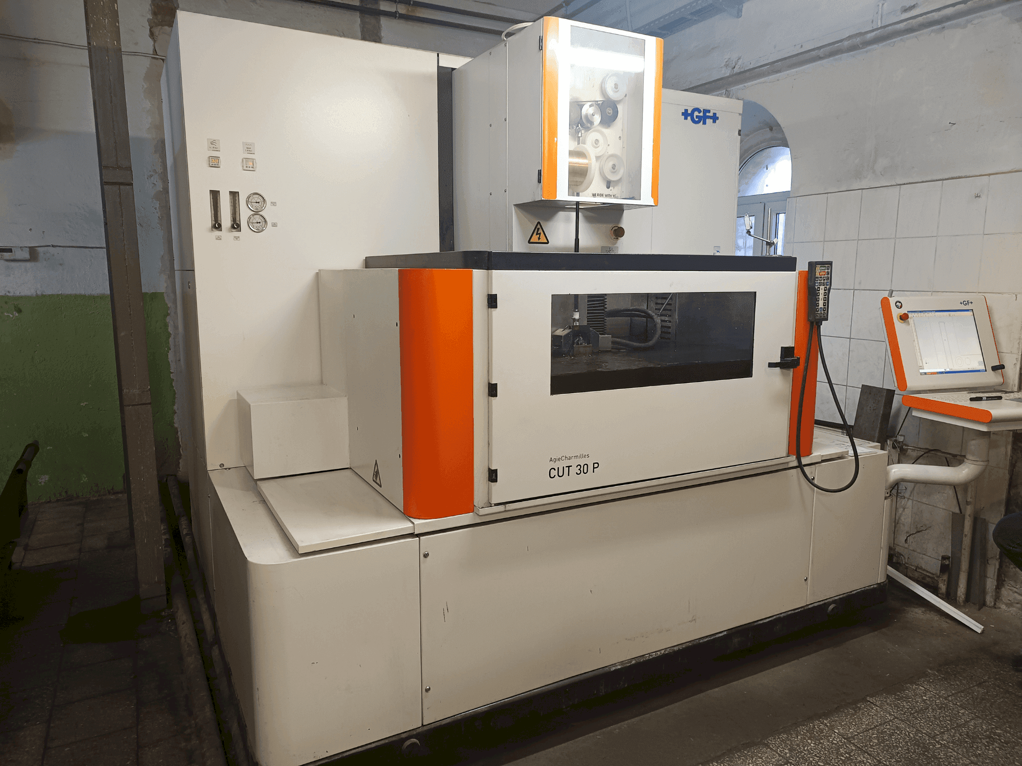 Vooraanzicht  van +GF+ Agie Charmilles CUT 30P  machine