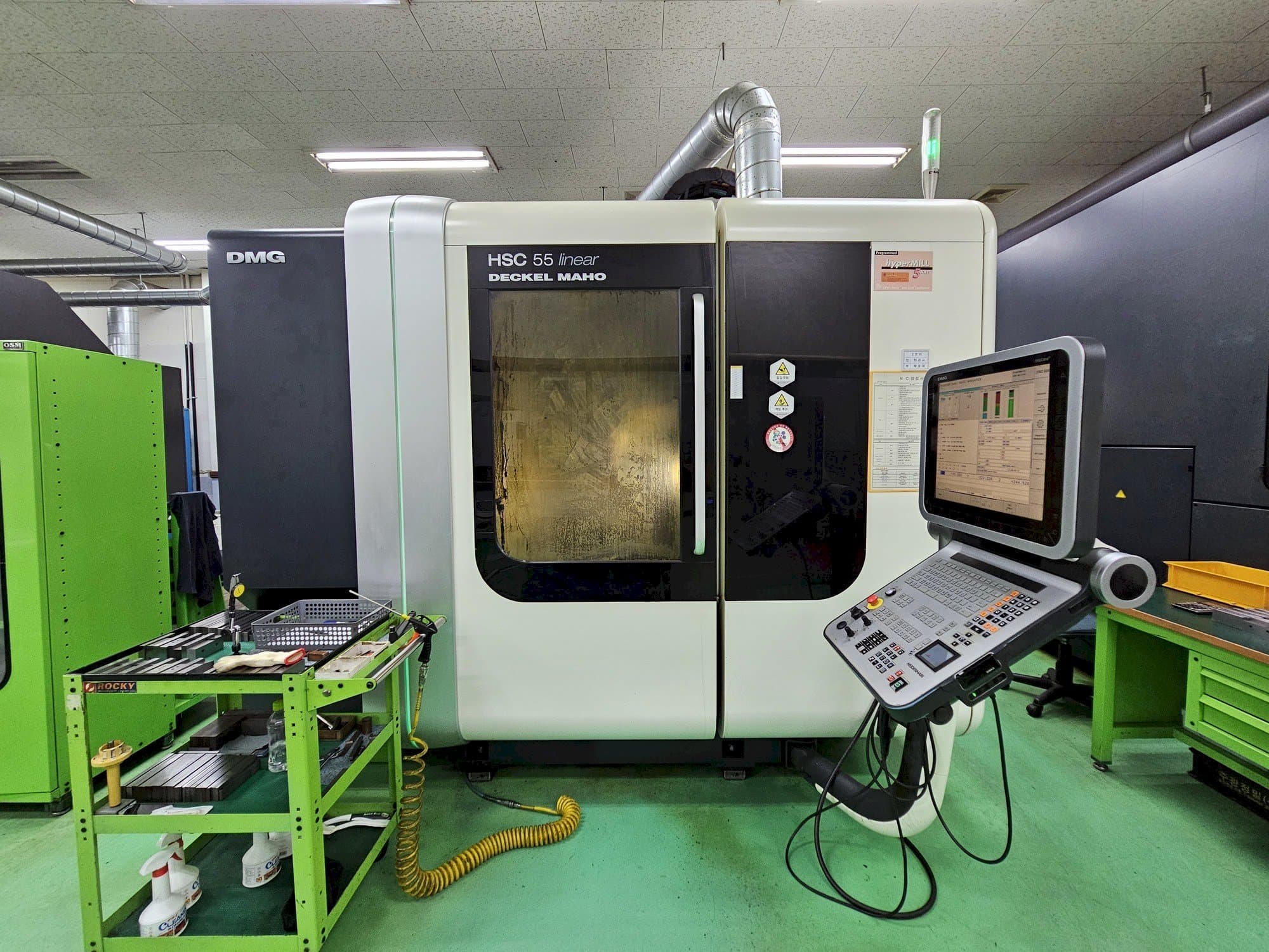 Vooraanzicht van DECKEL MAHO HSC 55 linear machine