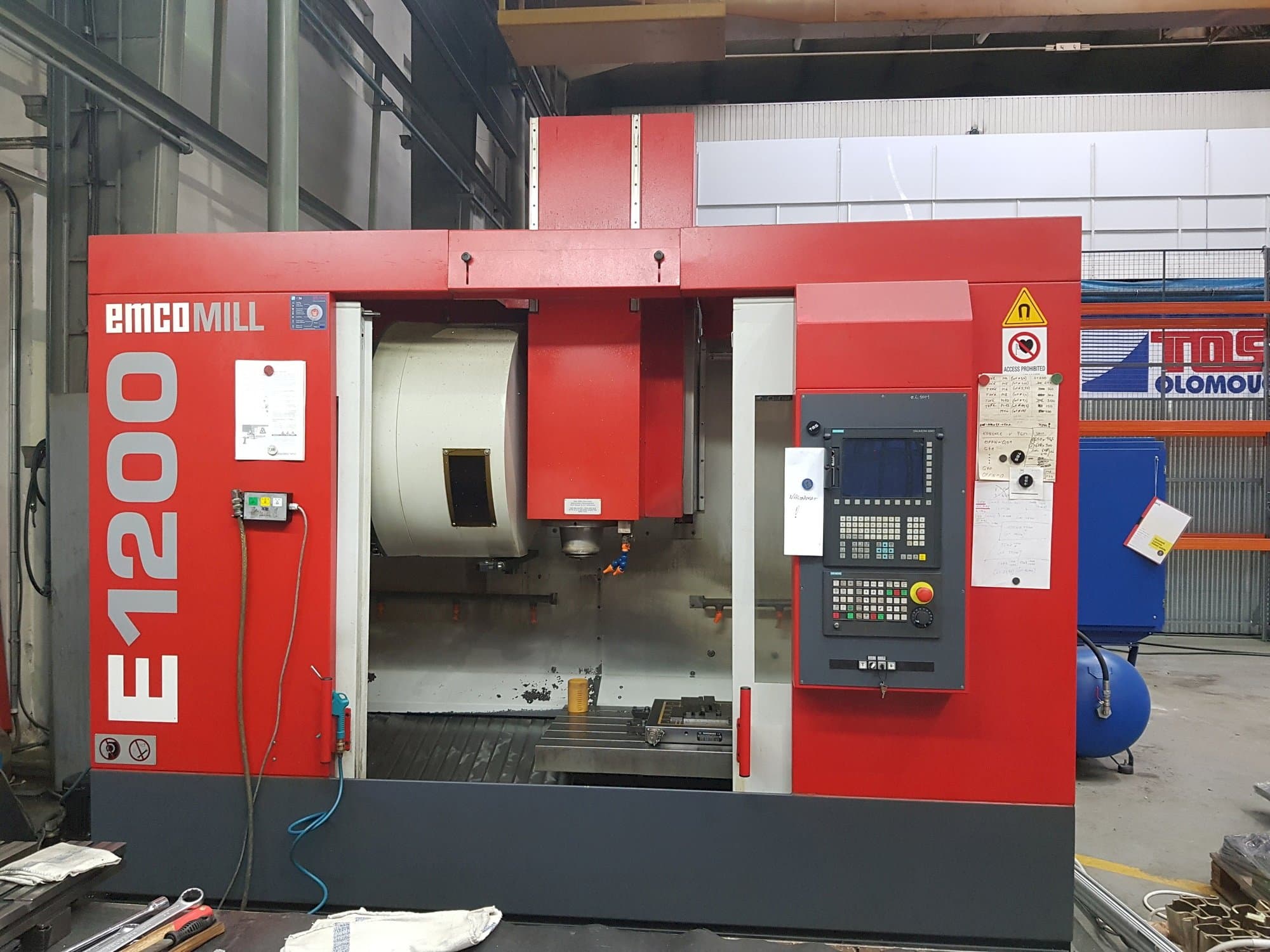 Vooraanzicht van EMCO Emcomill E 1200 machine