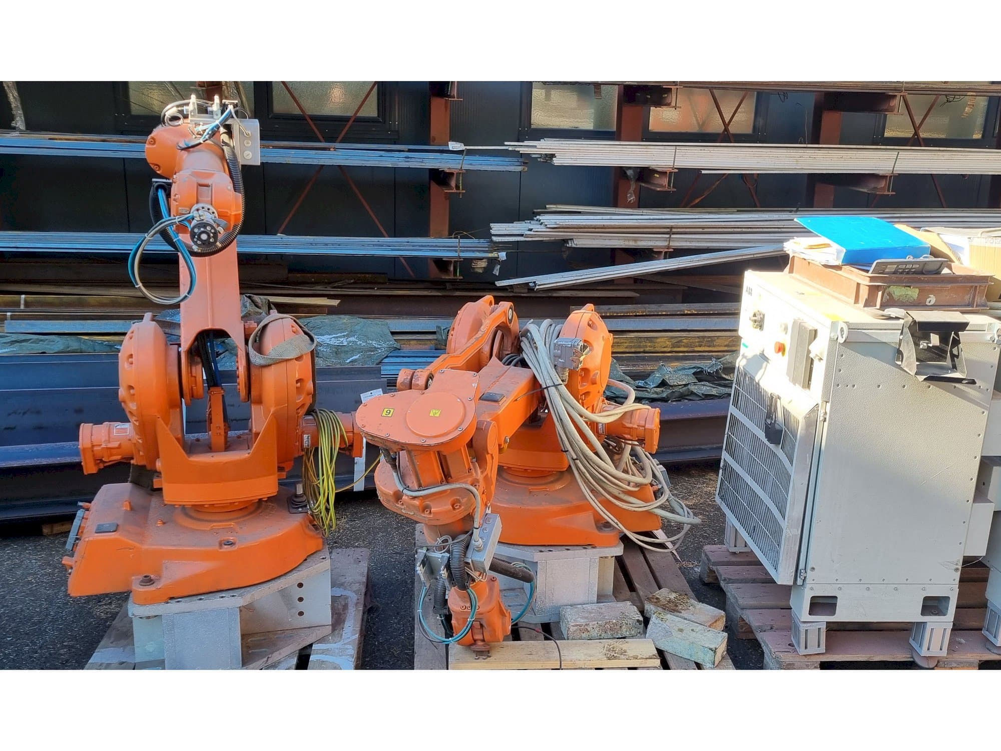 Vooraanzicht van ABB IRB2400 M2000 machine