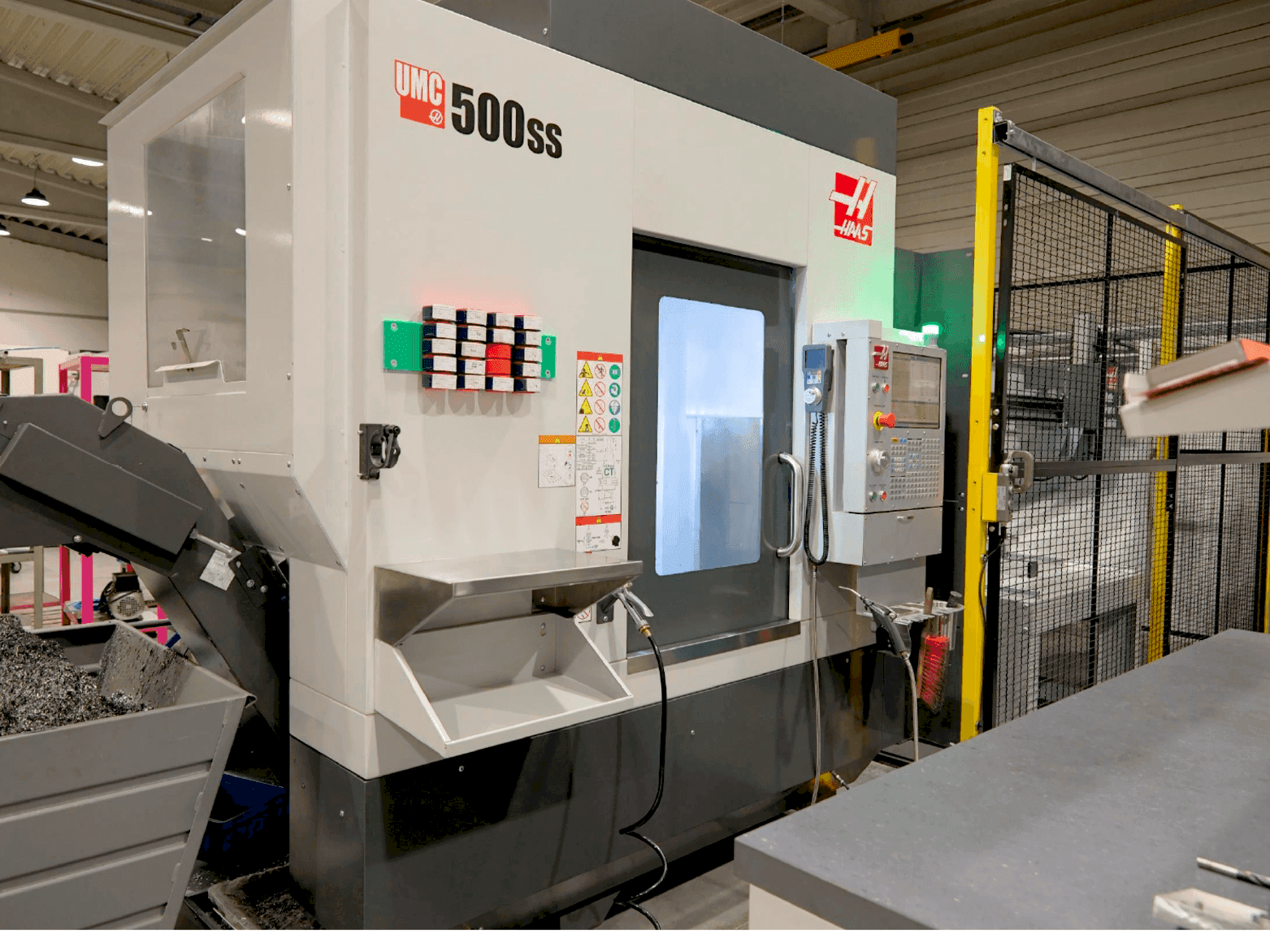 Vooraanzicht van HAAS UMC 500-SS MIT APL machine