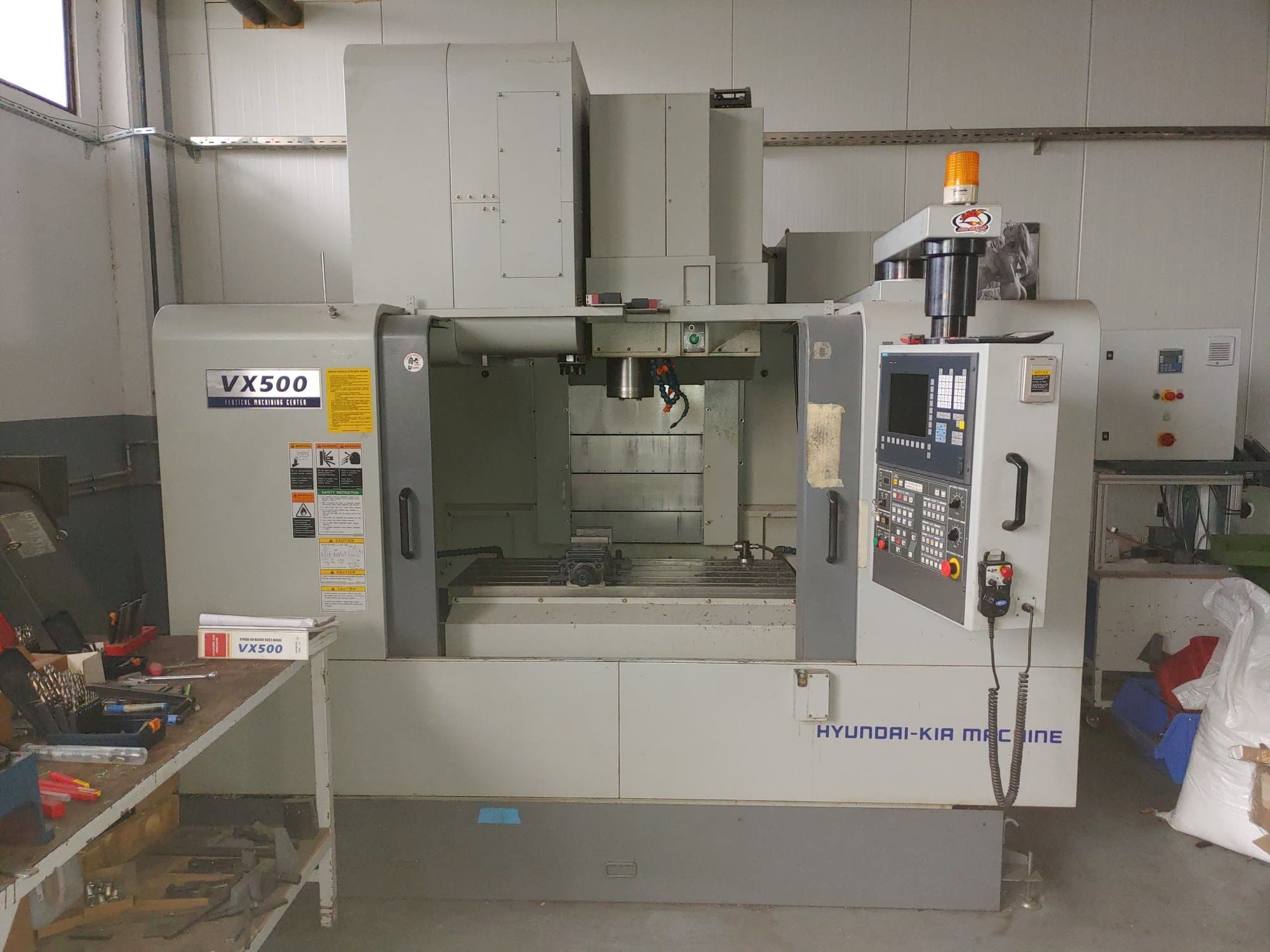 Vooraanzicht van Hyundai Kia VX 500 machine