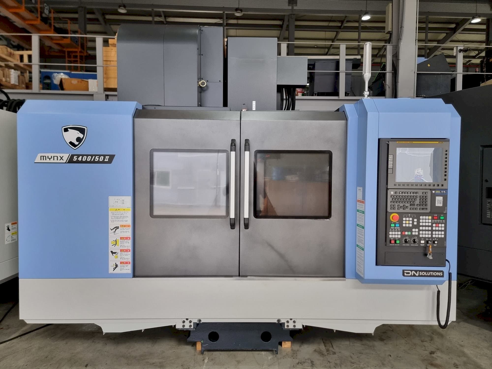 Vooraanzicht van DOOSAN MYNX 5400/50 machine