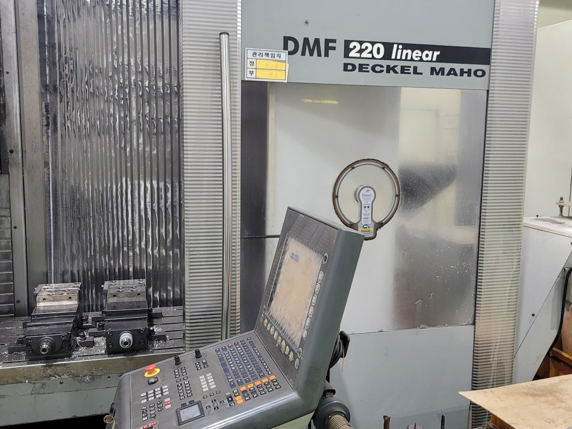 Vooraanzicht van DECKEL MAHO DMF 220 Linear machine