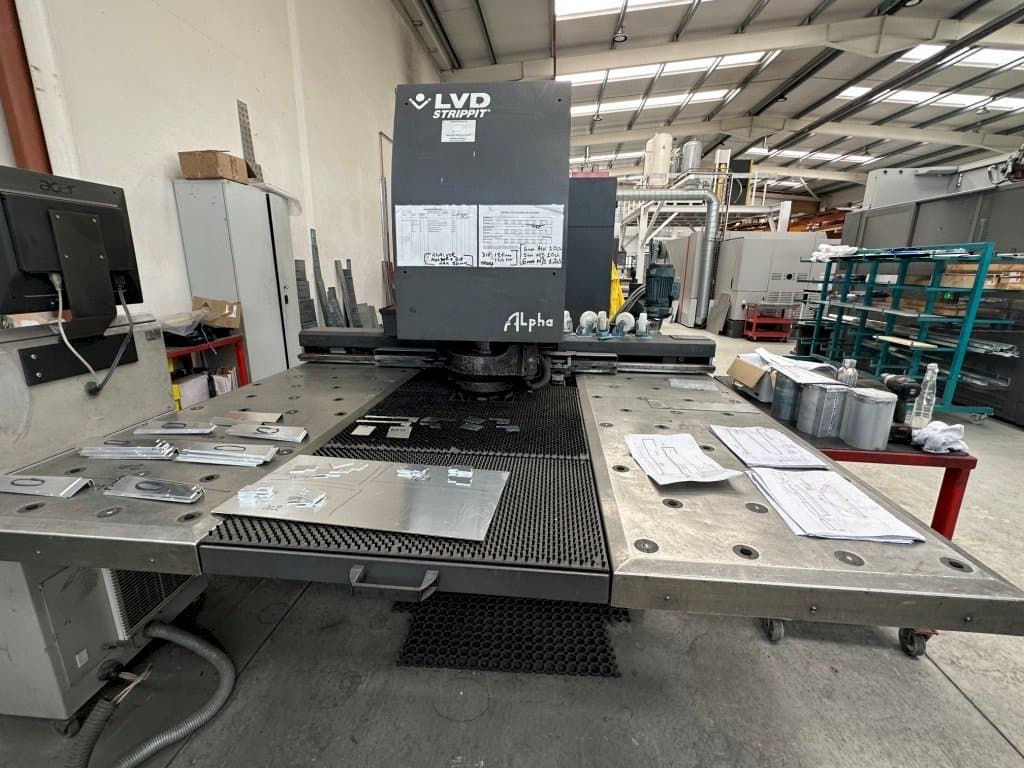 Vooraanzicht van LVD Alpha 1212TK machine