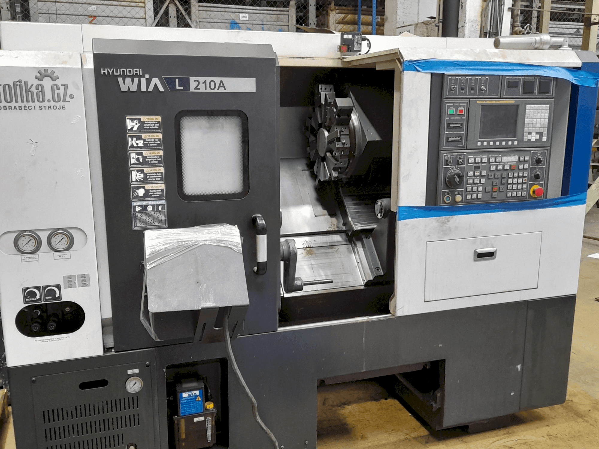Vooraanzicht van Hyundai Wia L210A machine