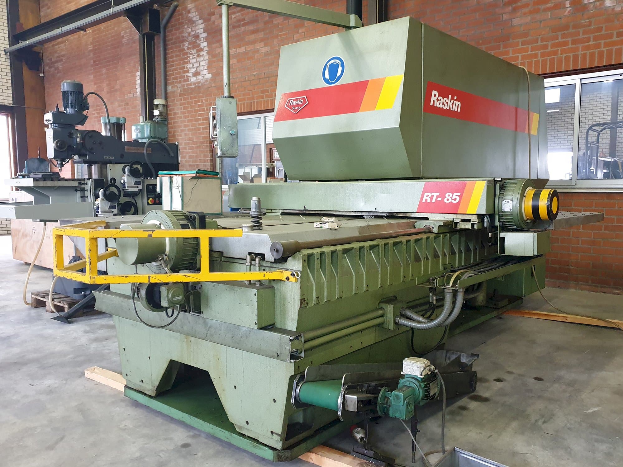 Recht aanzicht  van Raskin RT-85 machine