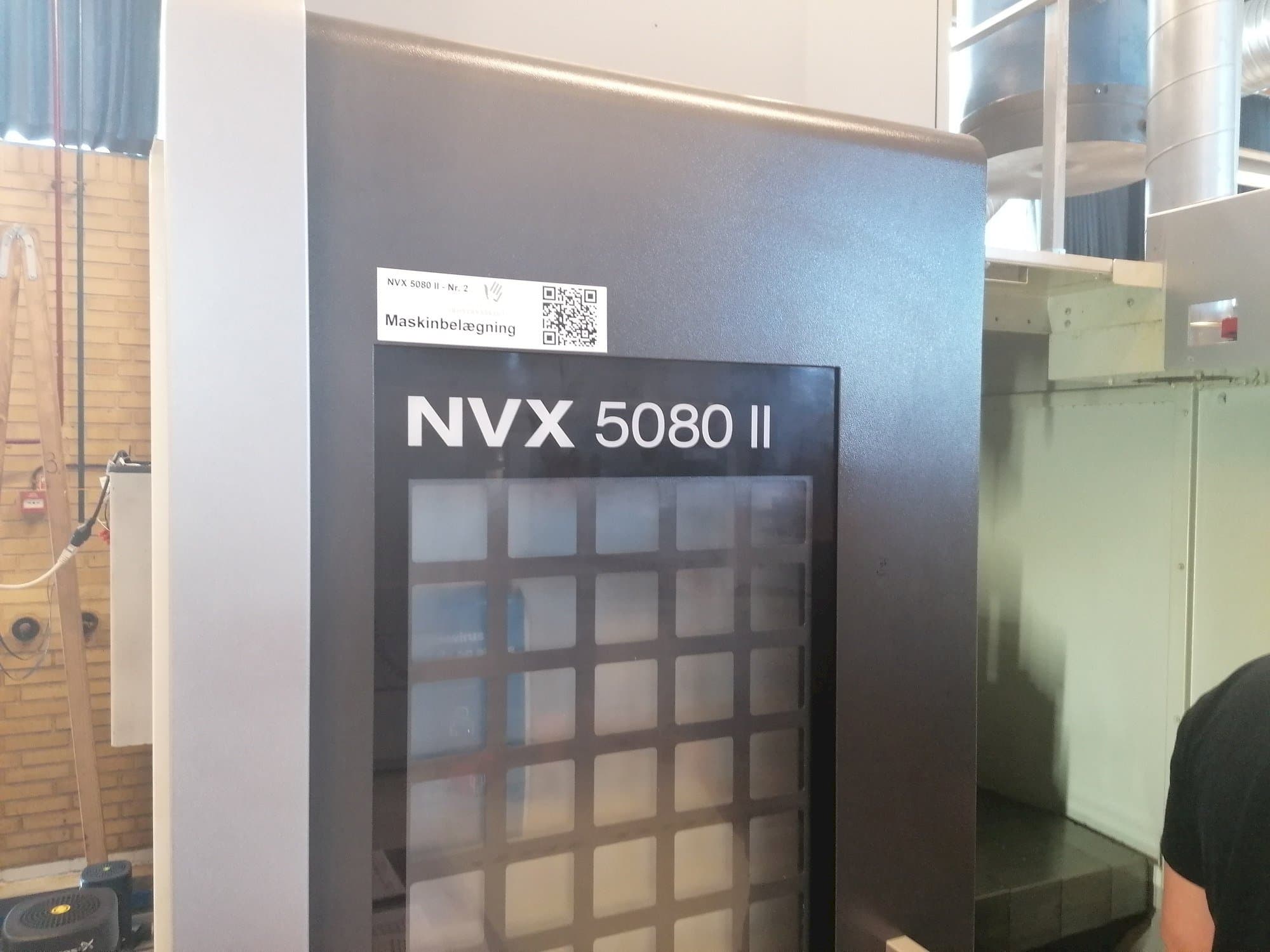 Links zicht van DMG MORI NVX 5080II machine