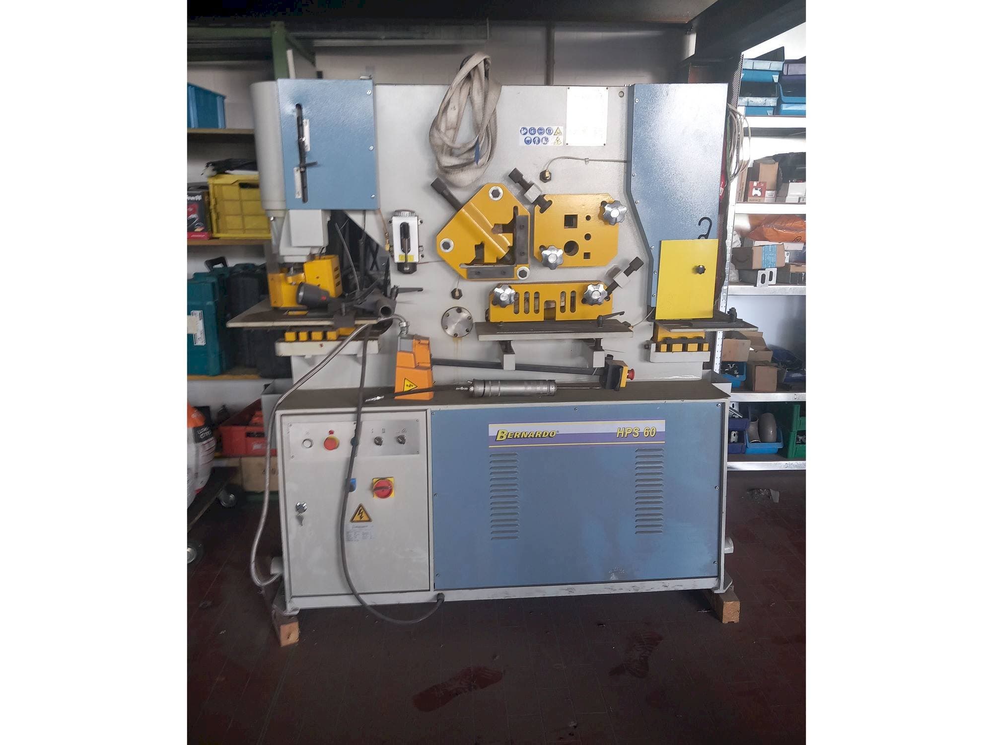 Vooraanzicht van Bernardo HPS 60 machine