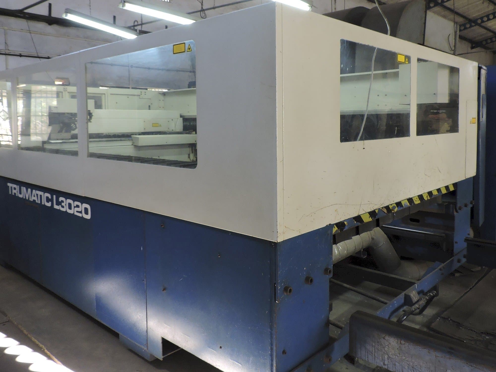Recht aanzicht van Trumpf Trumatic L3020 machine