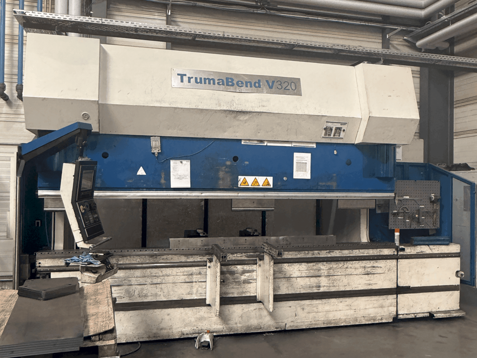Vooraanzicht van TRUMPF TrumaBend V320 machine