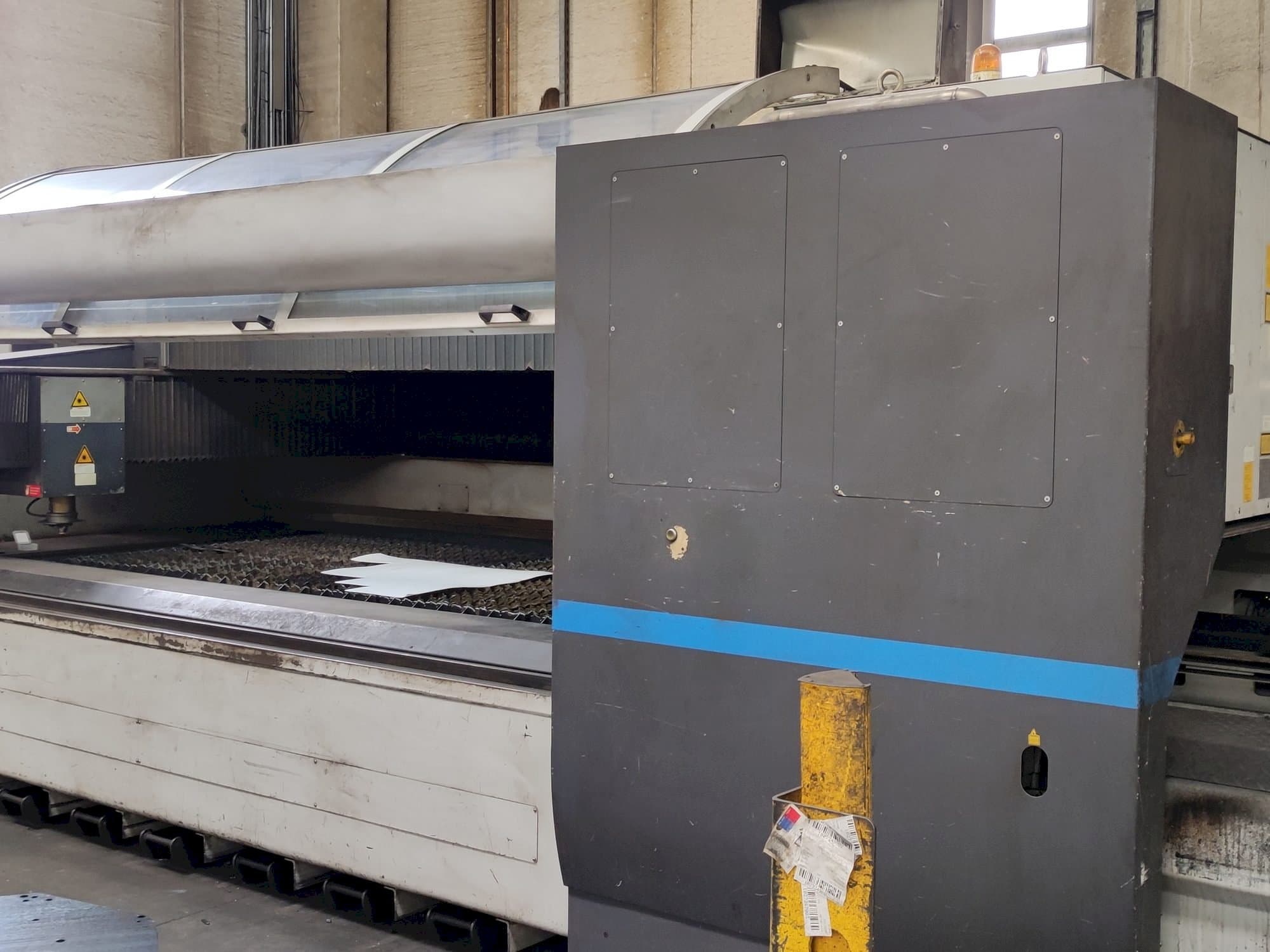 Vooraanzicht van LVD AXEL 3015 S machine