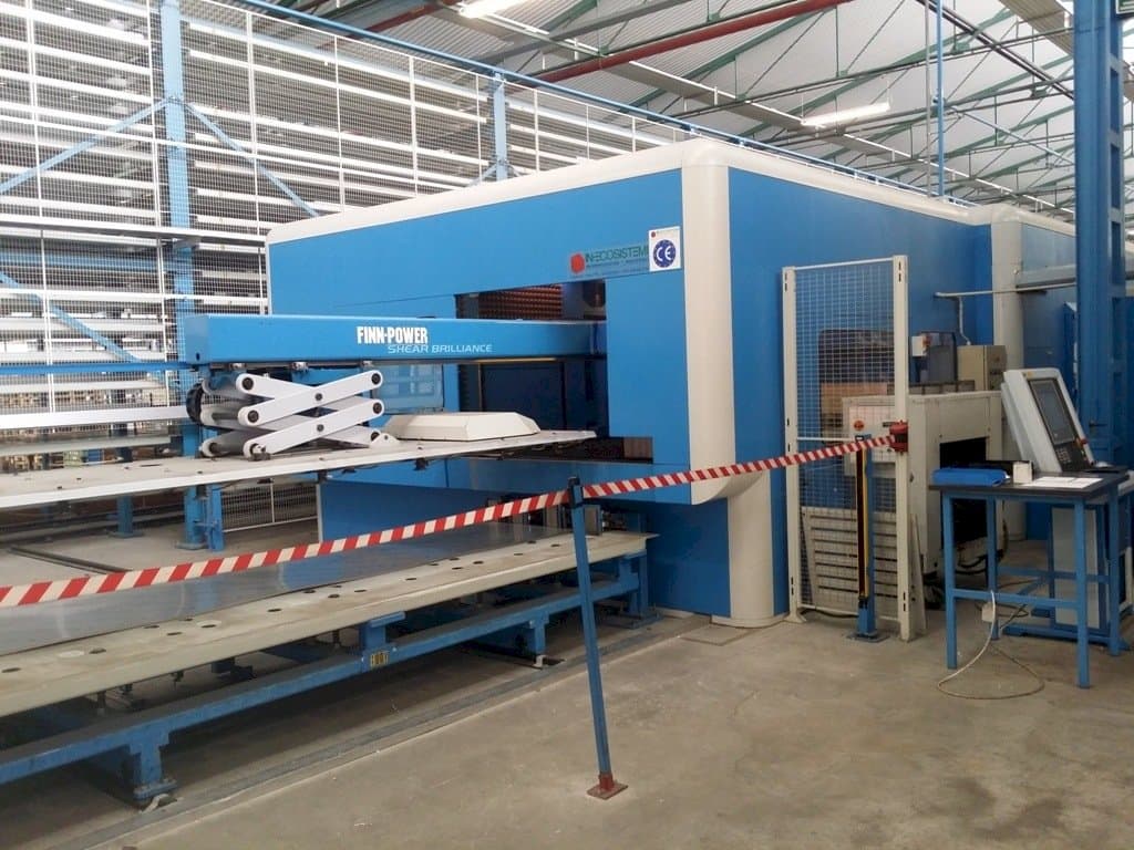 Vooraanzicht van Finn-Power SB8 machine