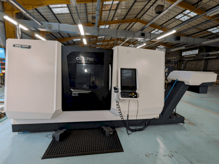 Vooraanzicht van DMG MORI CLX750 V4 machine