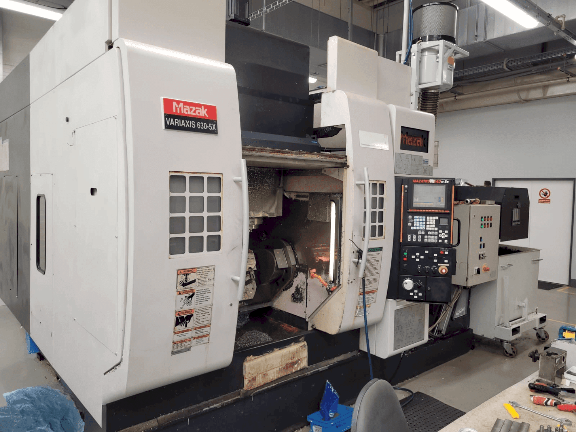 Vooraanzicht van Mazak Variaxis 630-5X machine