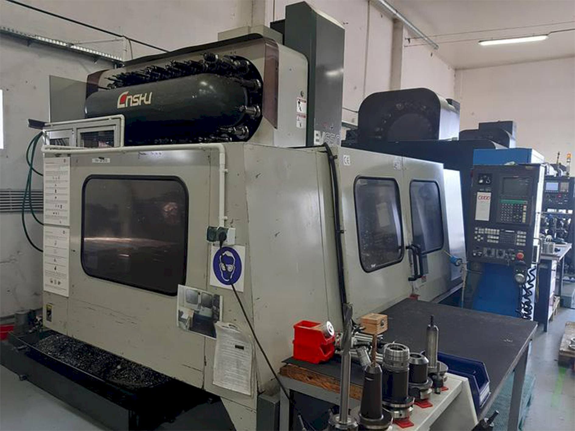 Vooraanzicht van Enshu EV 650 machine