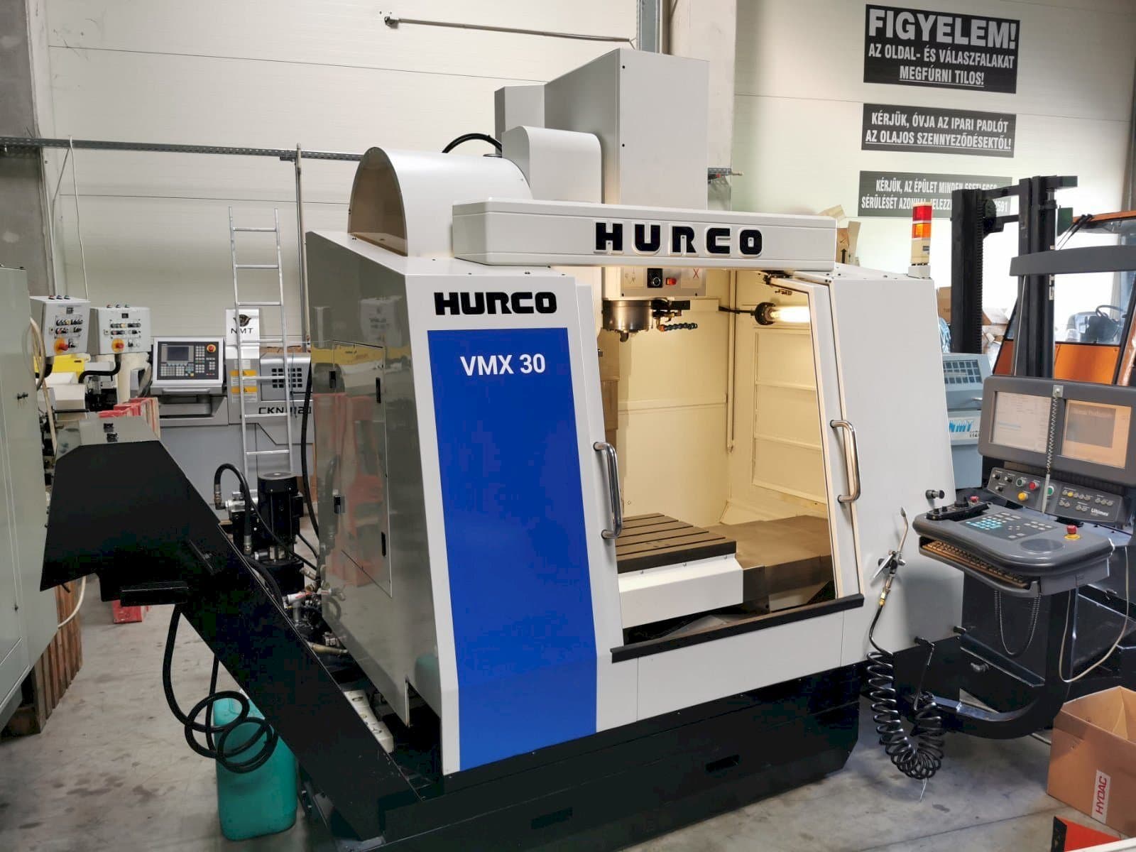 Vooraanzicht van Hurco VMX30 machine