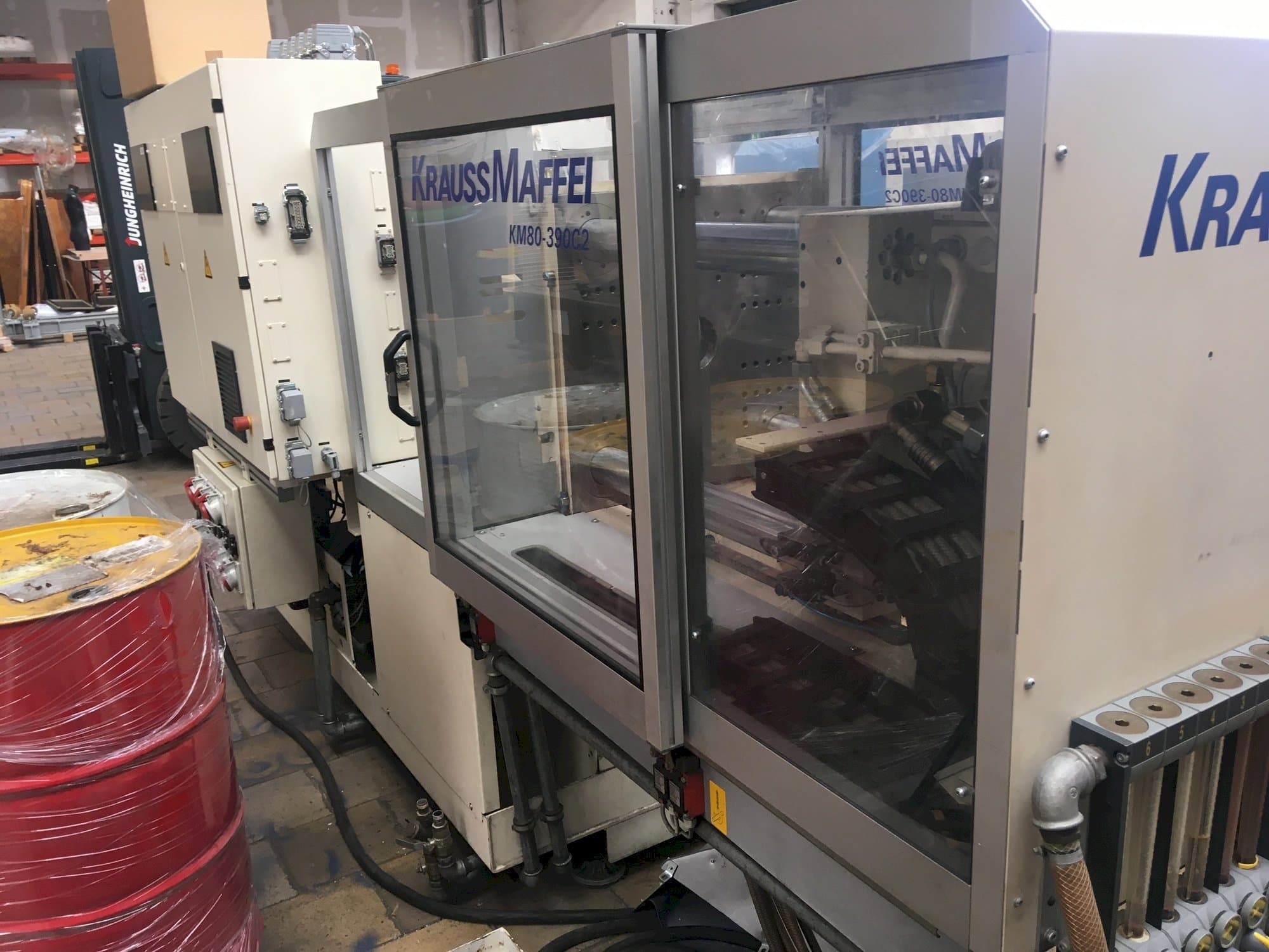 Recht aanzicht van Krauss Maffei 80/390 C2 machine