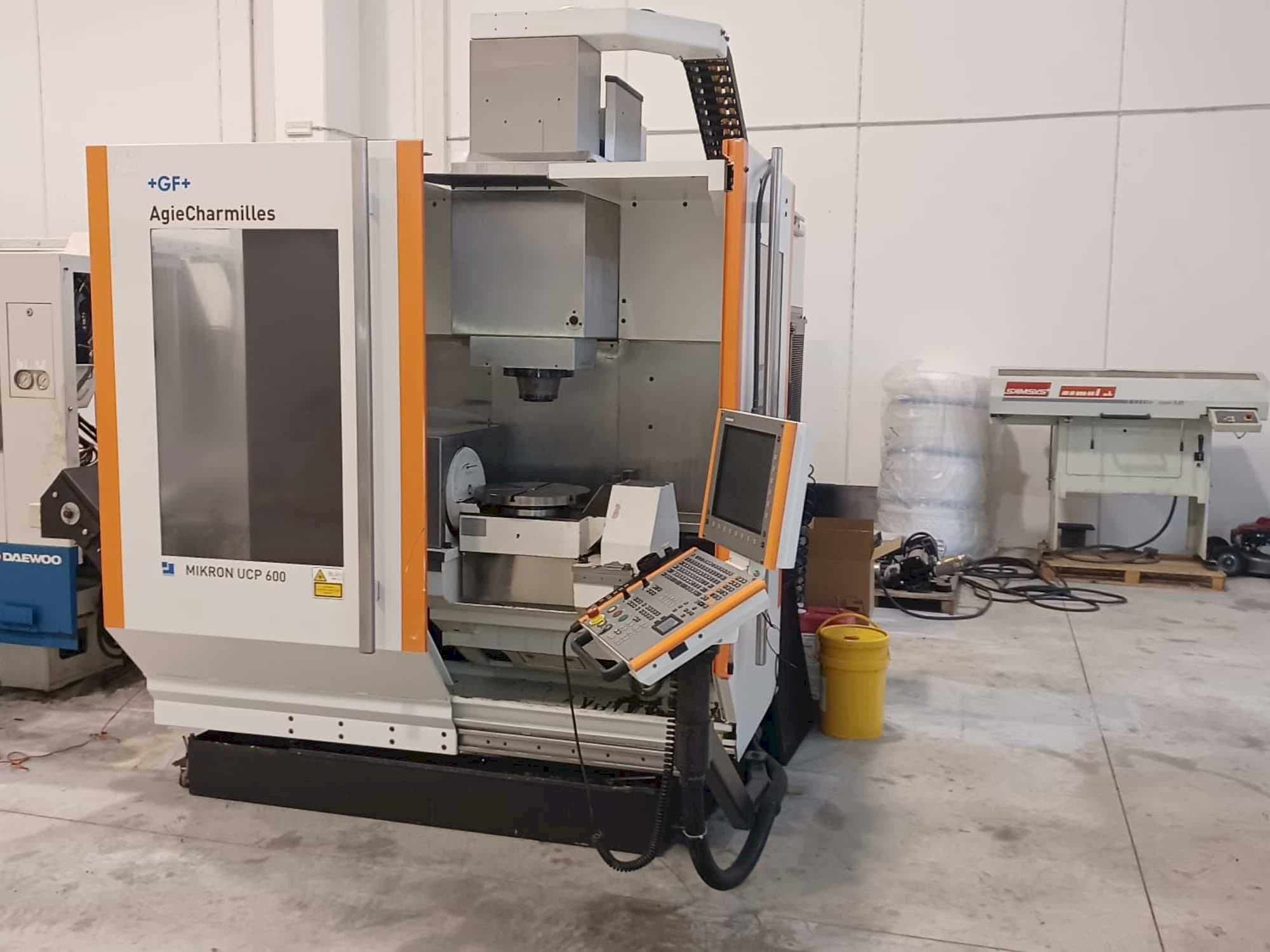 Vooraanzicht  van AgieCharmilles Mikron UCP 600  machine