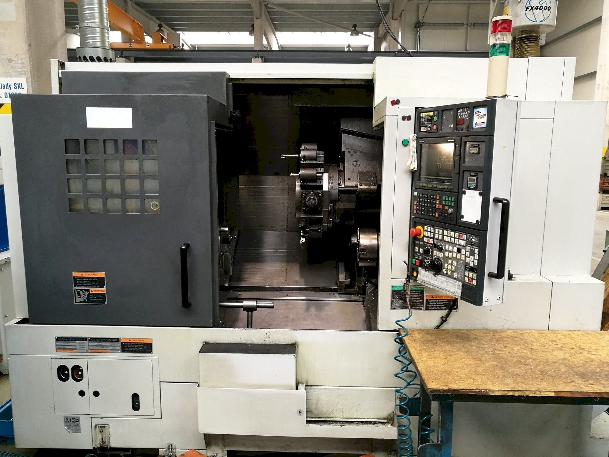 Vooraanzicht van MORI SEIKI NL 2500 SMC machine