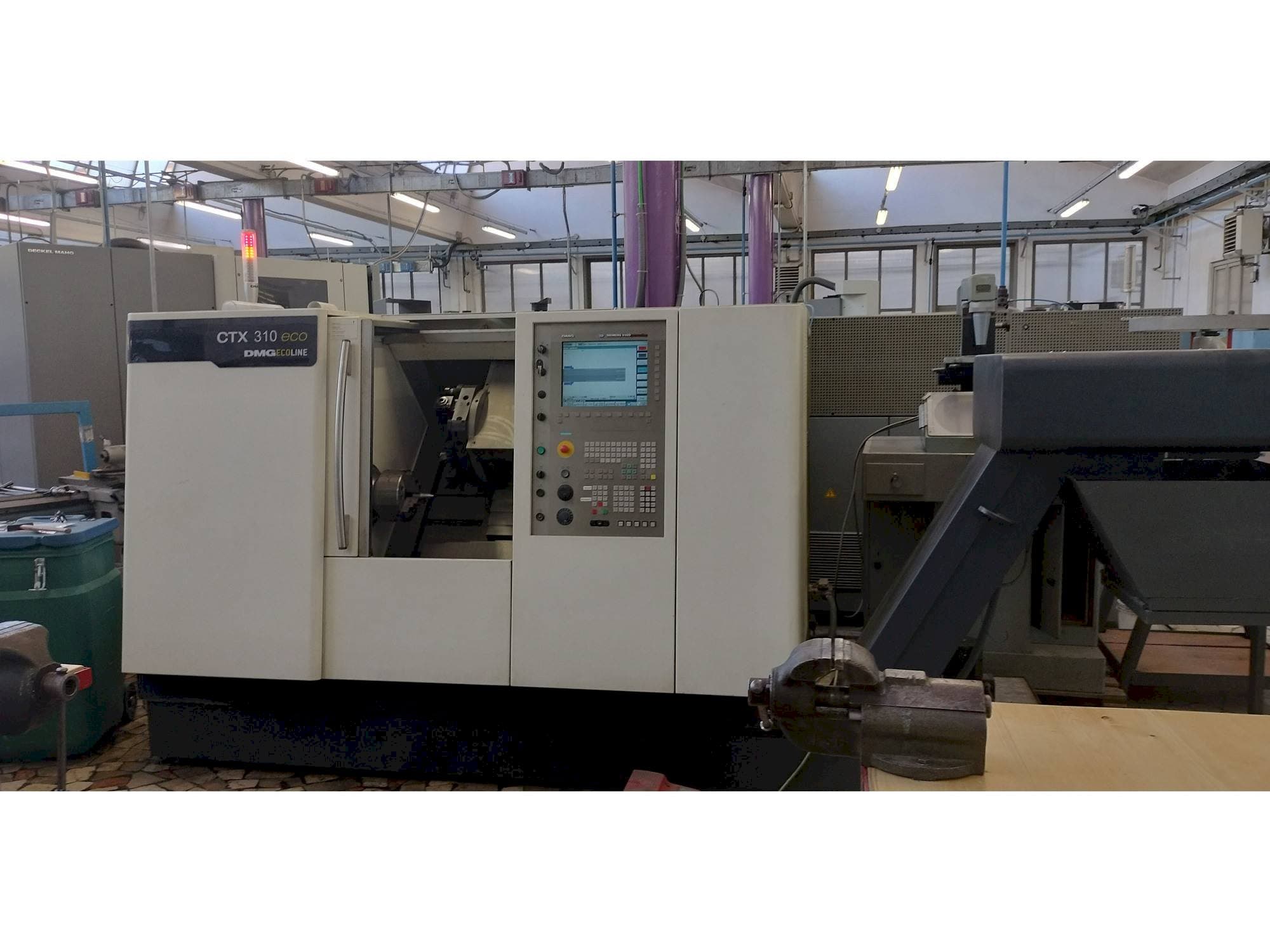 Vooraanzicht van DMG CTX 310 ecoline machine