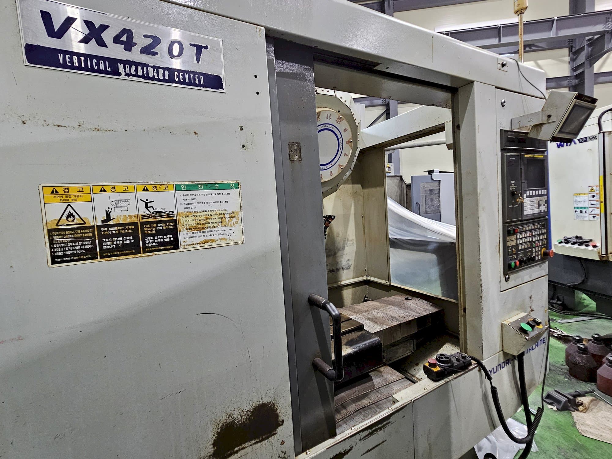 Vooraanzicht van Hyundai Wia VX420T machine