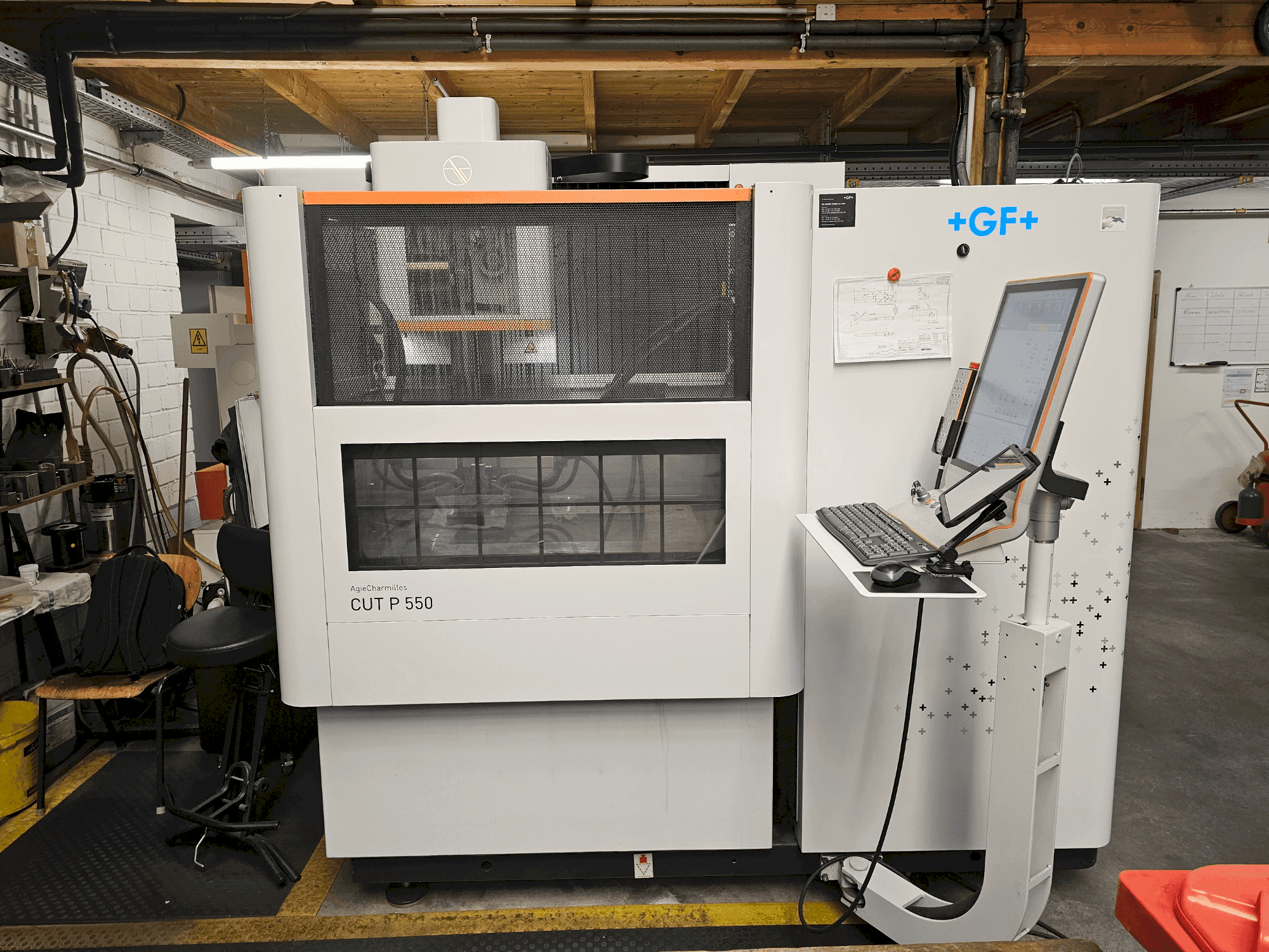 Vooraanzicht van AgieCharmilles CUT P 550 machine