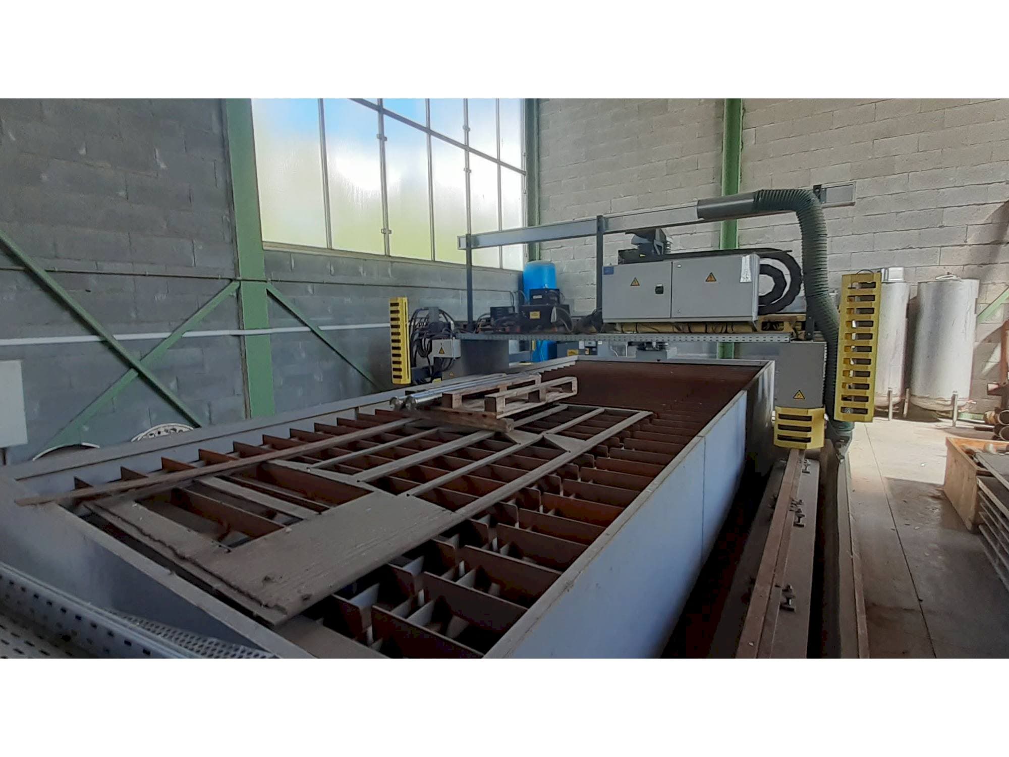 Linkerzijdeaanzicht van ESAB Suprarex SXE-HD 3500 machine