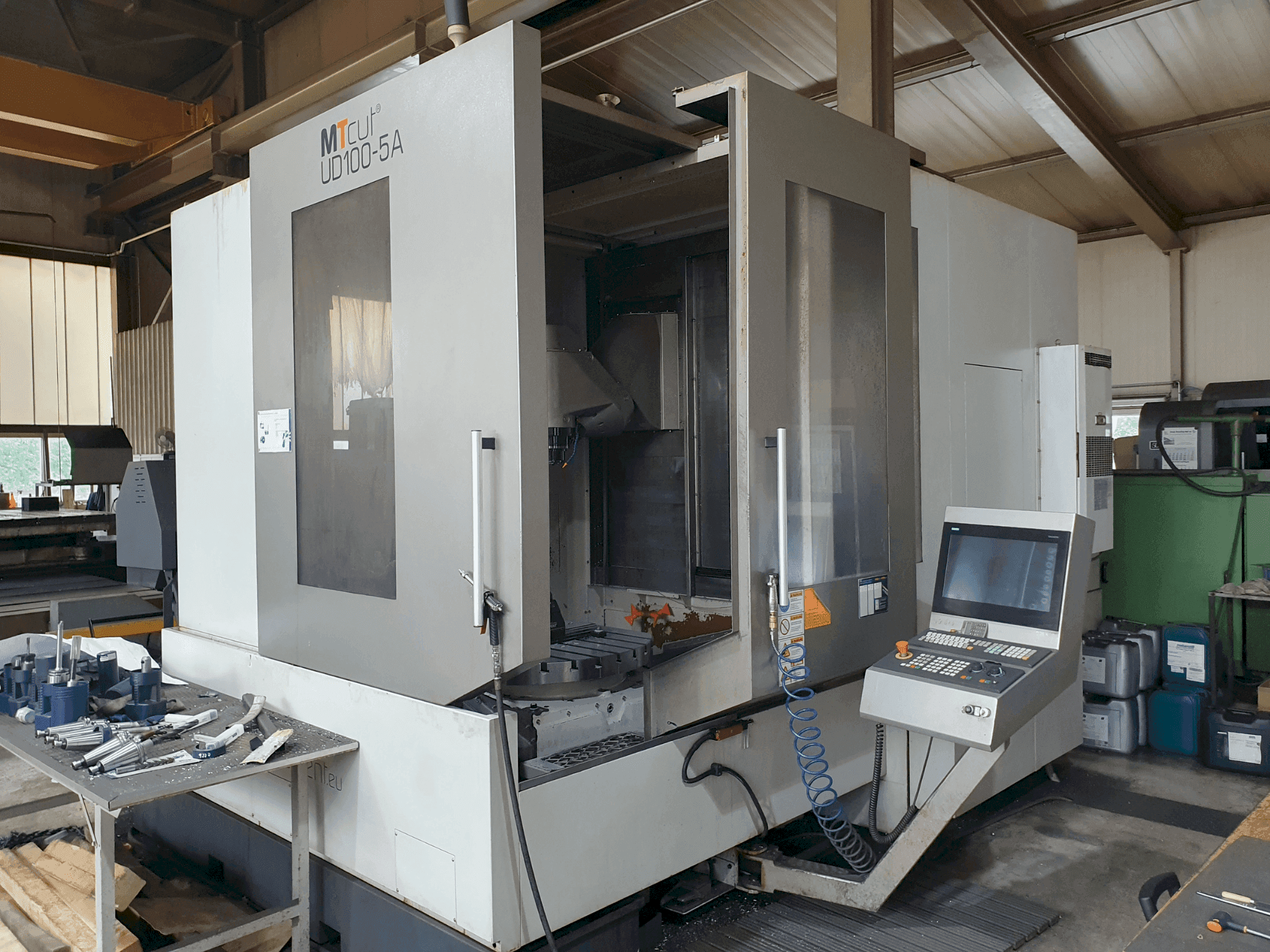 Vooraanzicht van MTcut UD100-5A machine