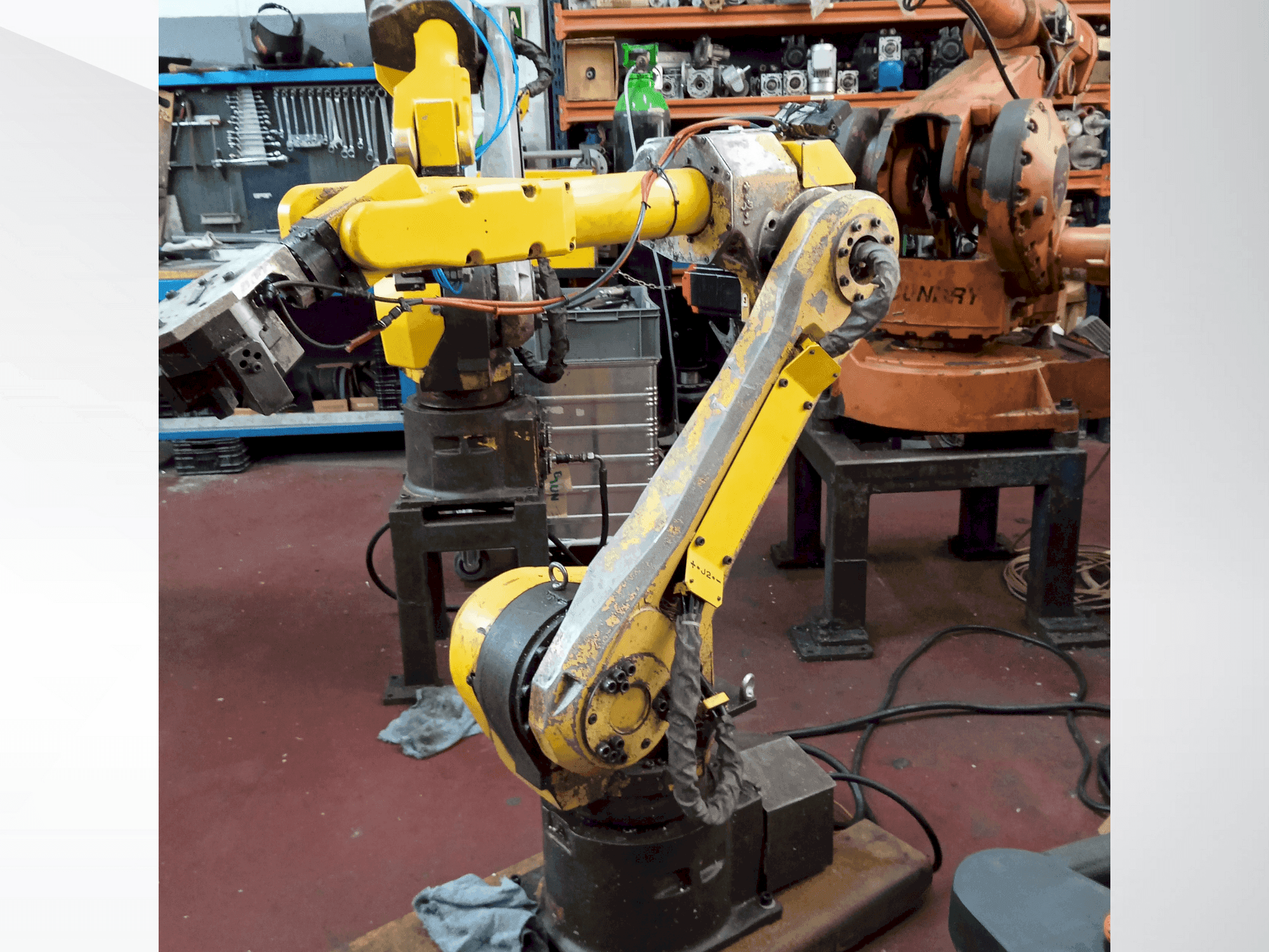 Vooraanzicht  van FANUC M-16iB  machine