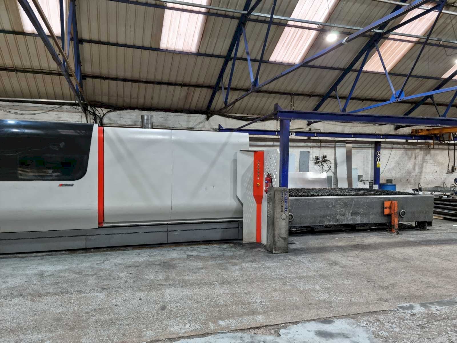 Vooraanzicht  van Bystronic Bystar Fiber 4020 10KW  machine