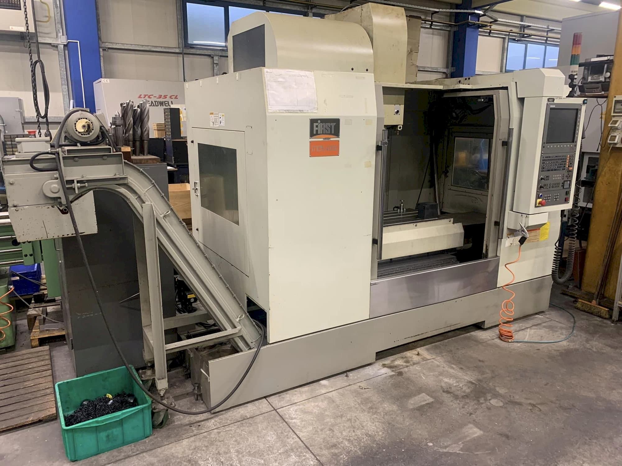 Vooraanzicht van FIRST MCV 1000 machine