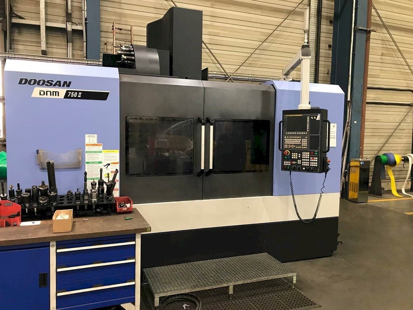 Vooraanzicht van Doosan DNM 750 II machine