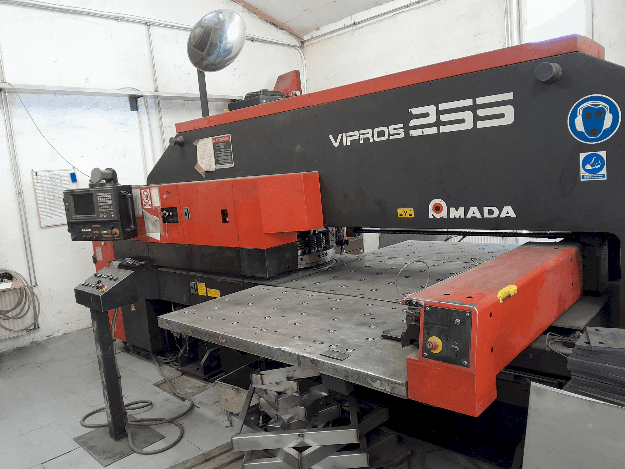 Vooraanzicht van AMADA Vipros 255 machine