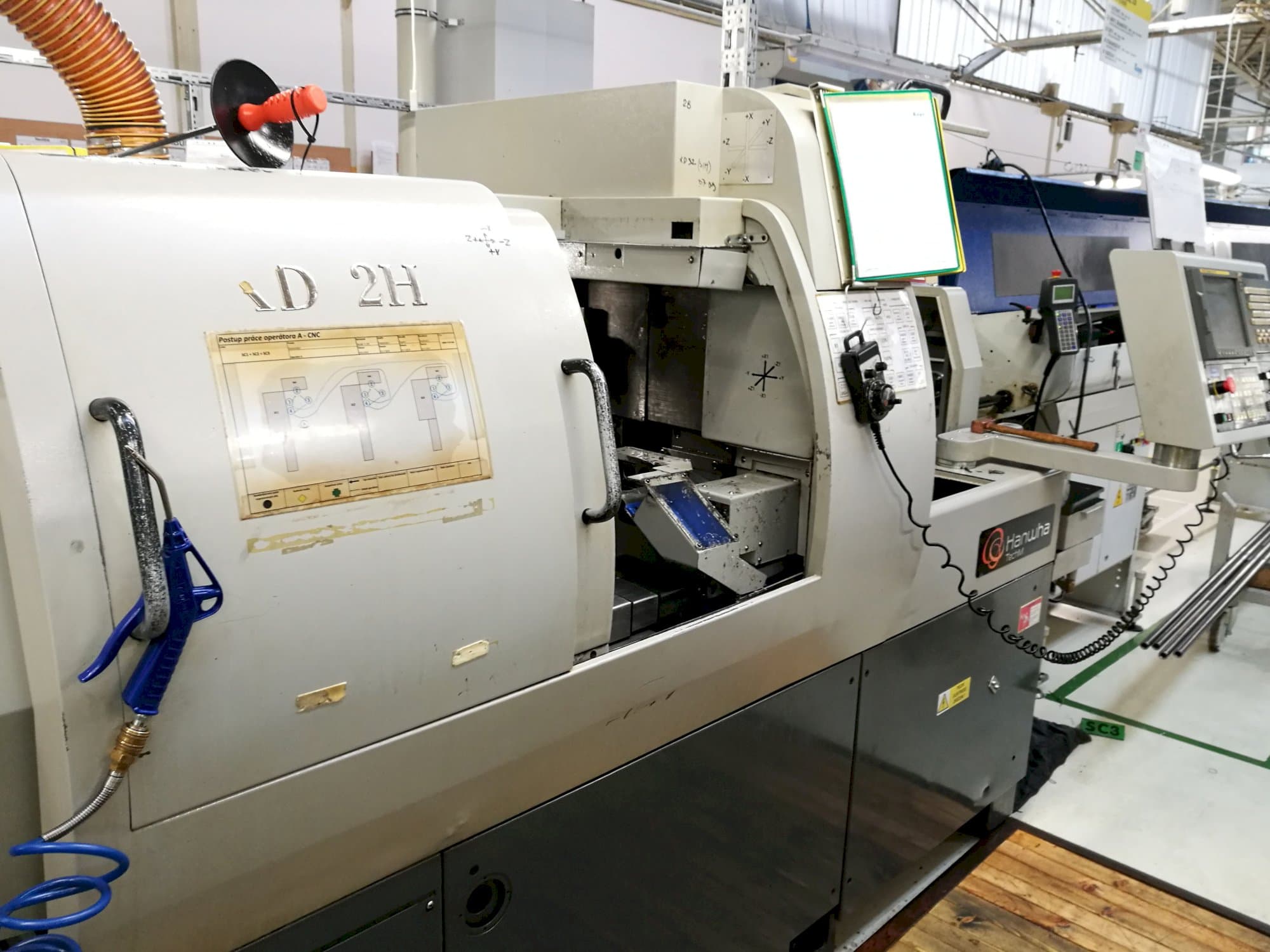 Recht aanzicht van Hanwha XD 32 H machine