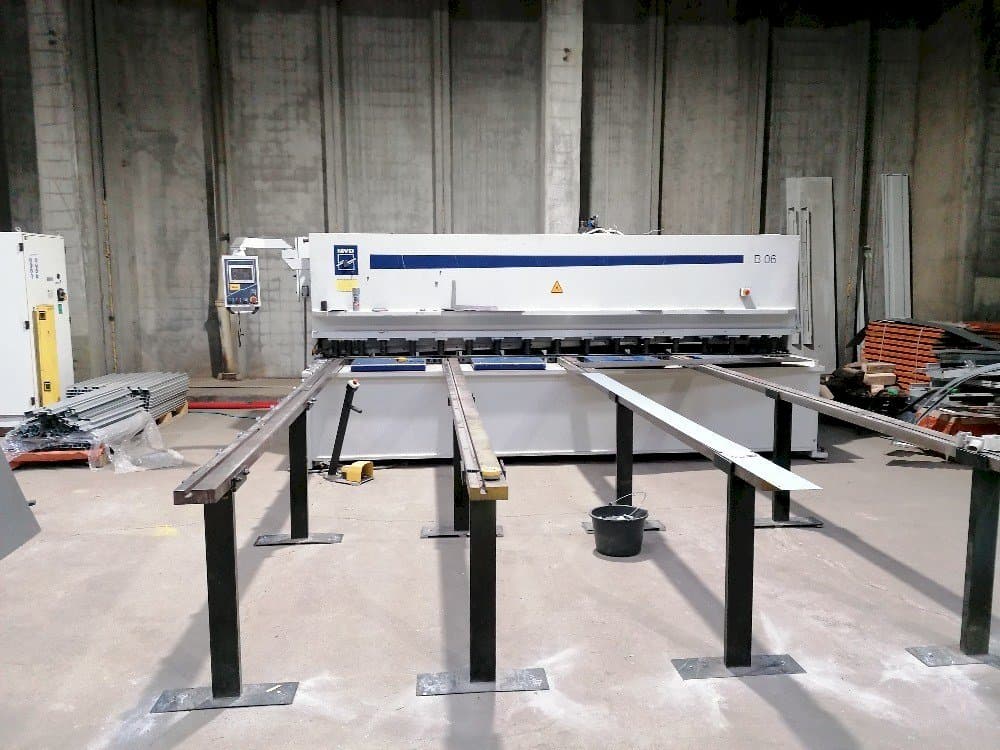 Vooraanzicht van MVD B06-4000 machine