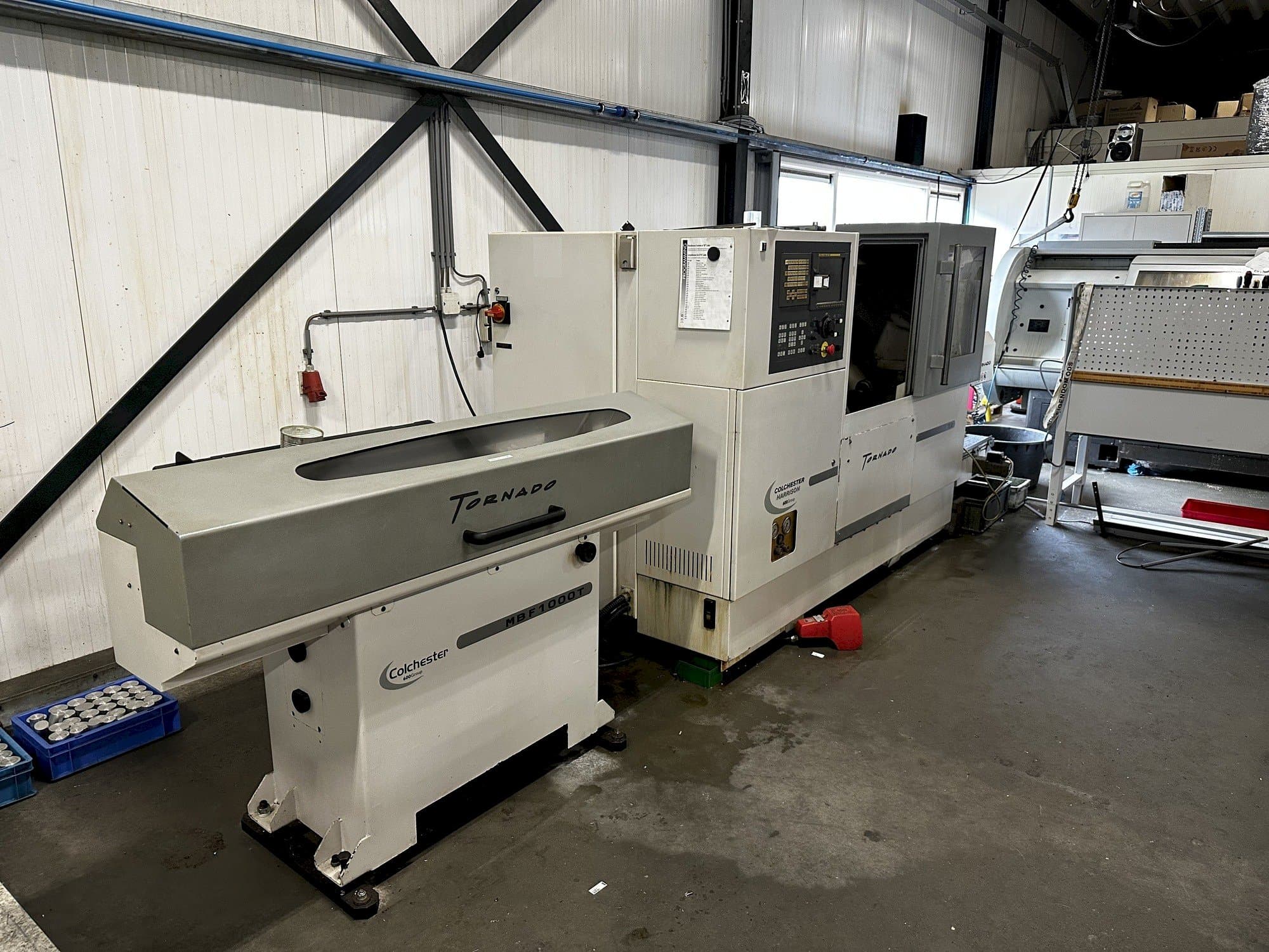 Vooraanzicht van Colchester Tornado T2 machine