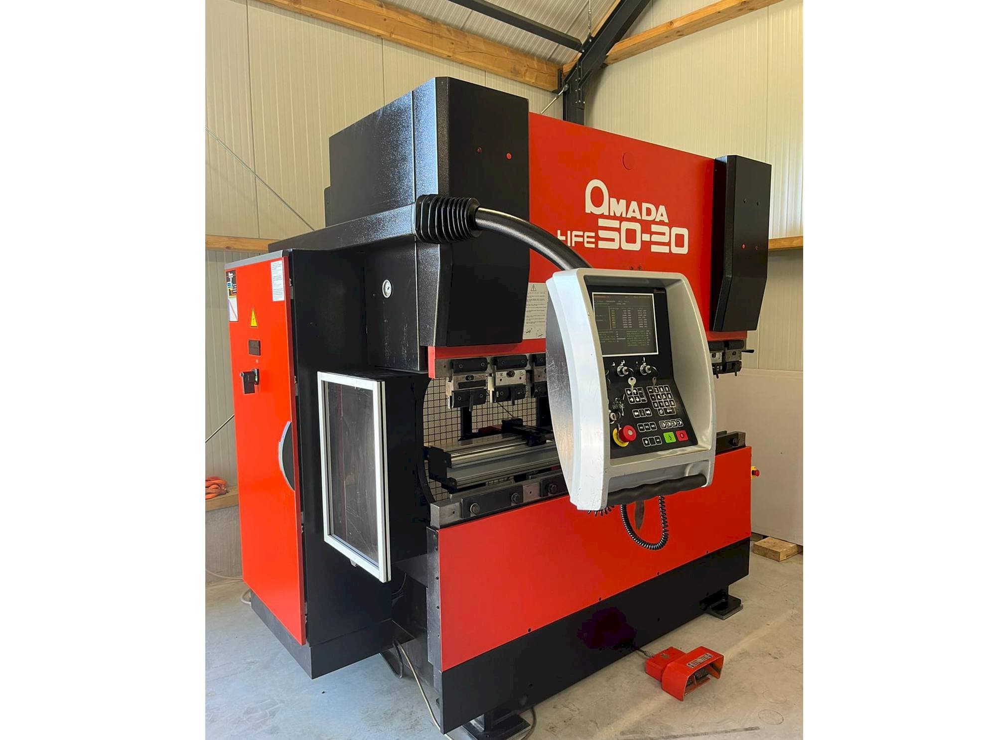 Vooraanzicht van AMADA HFE 50 20 machine