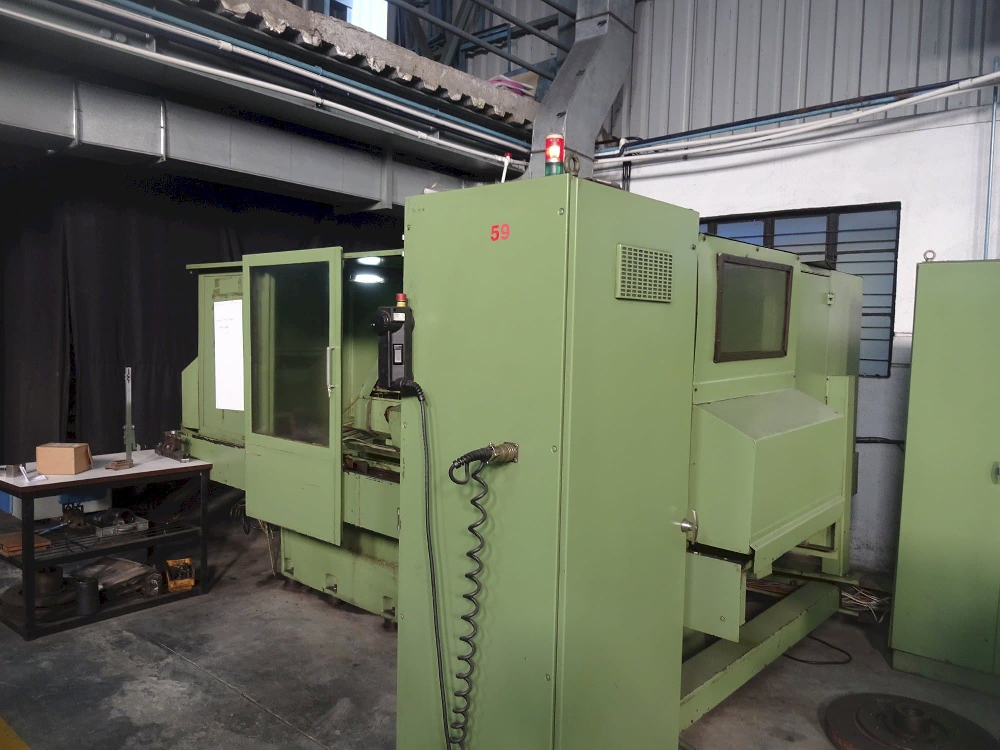 Links zicht van LIVNIKA KIKINDA AAFD-63045CNC machine