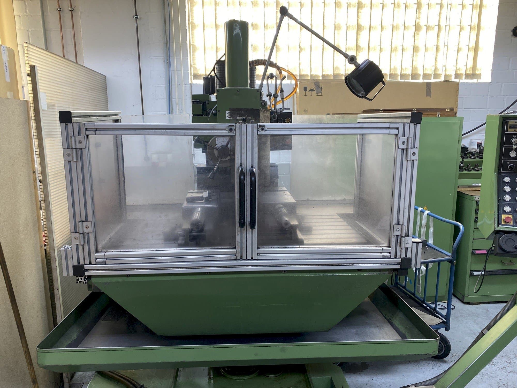 Vooraanzicht van HERMLE UWF 1000 machine