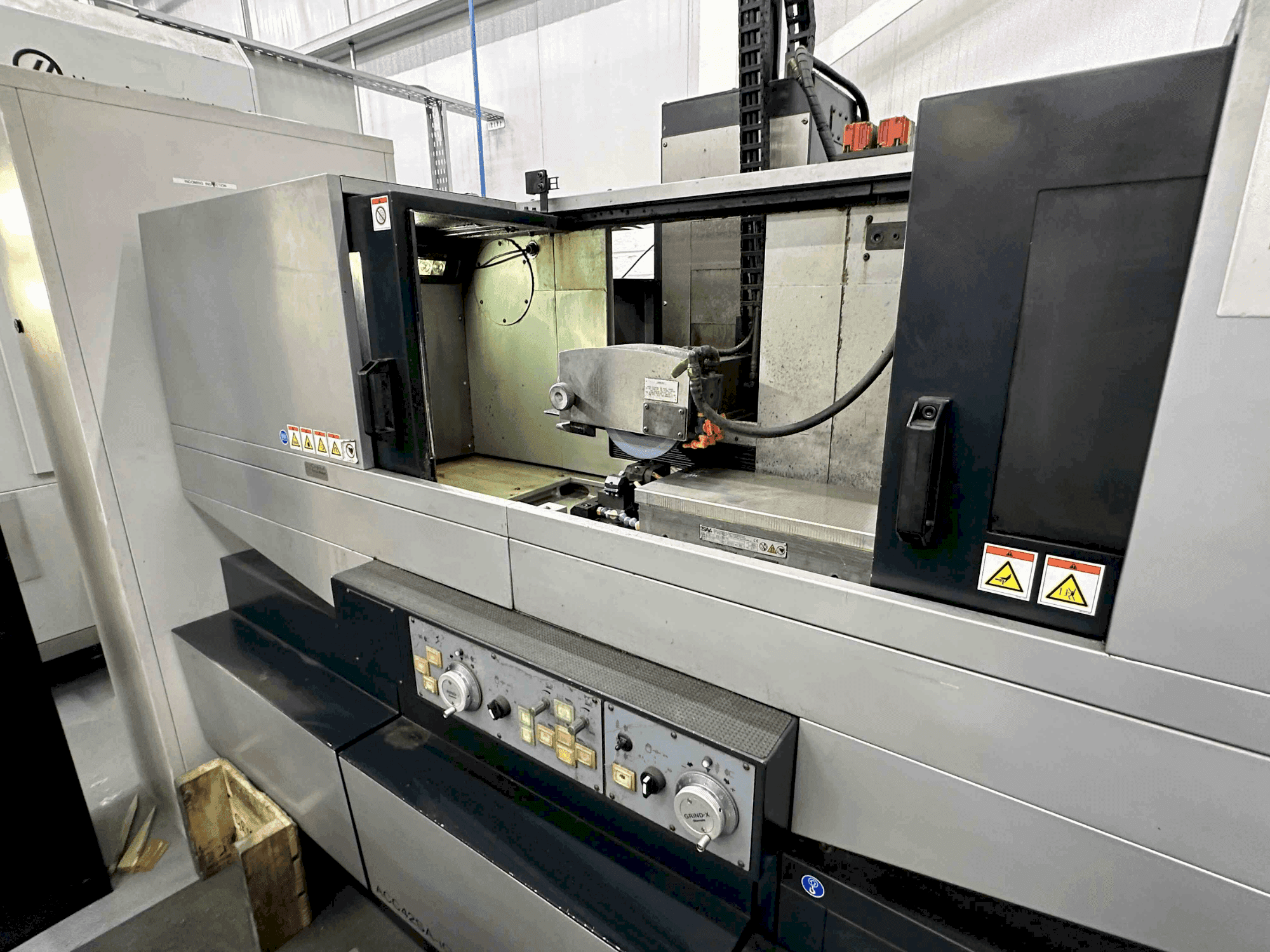 Vooraanzicht van OKAMOTO Grind-X ACC 42SAiQ machine