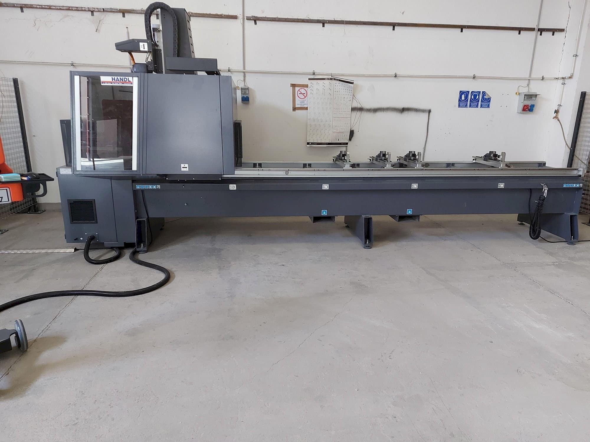 Vooraanzicht van Tekna TKE943-4 machine