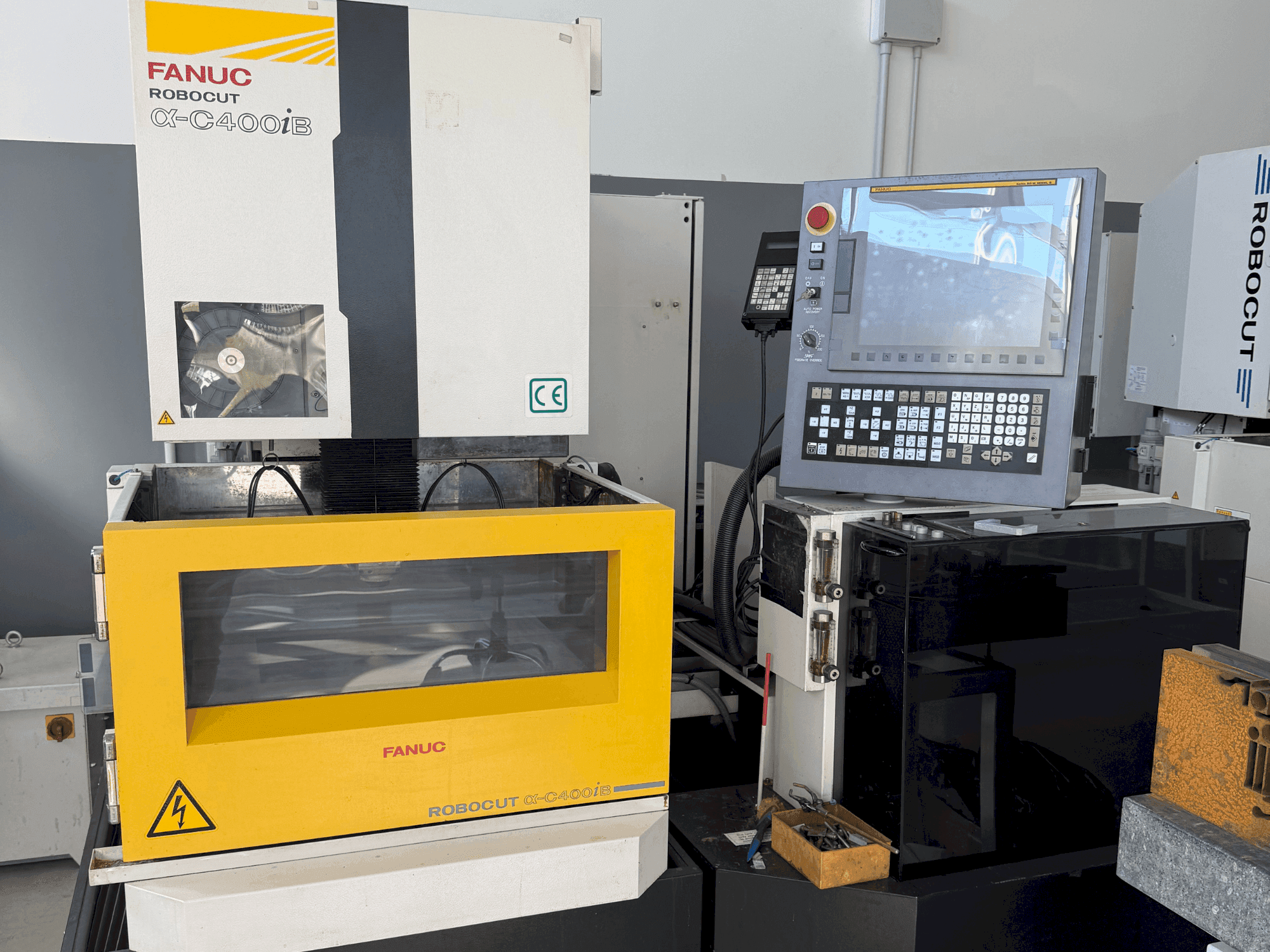 Vooraanzicht van FANUC Robocut alpha-C400iB machine