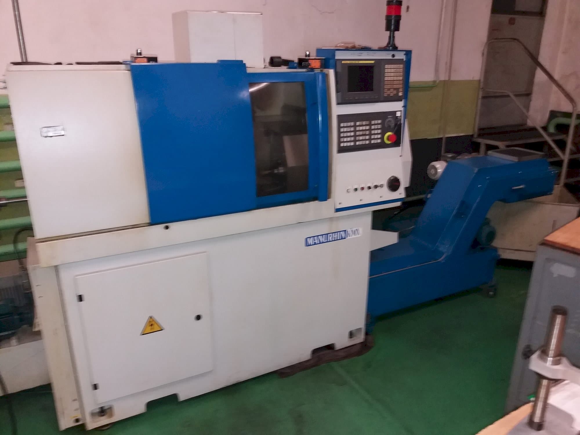 Vooraanzicht van Manurhin KMX 413 machine