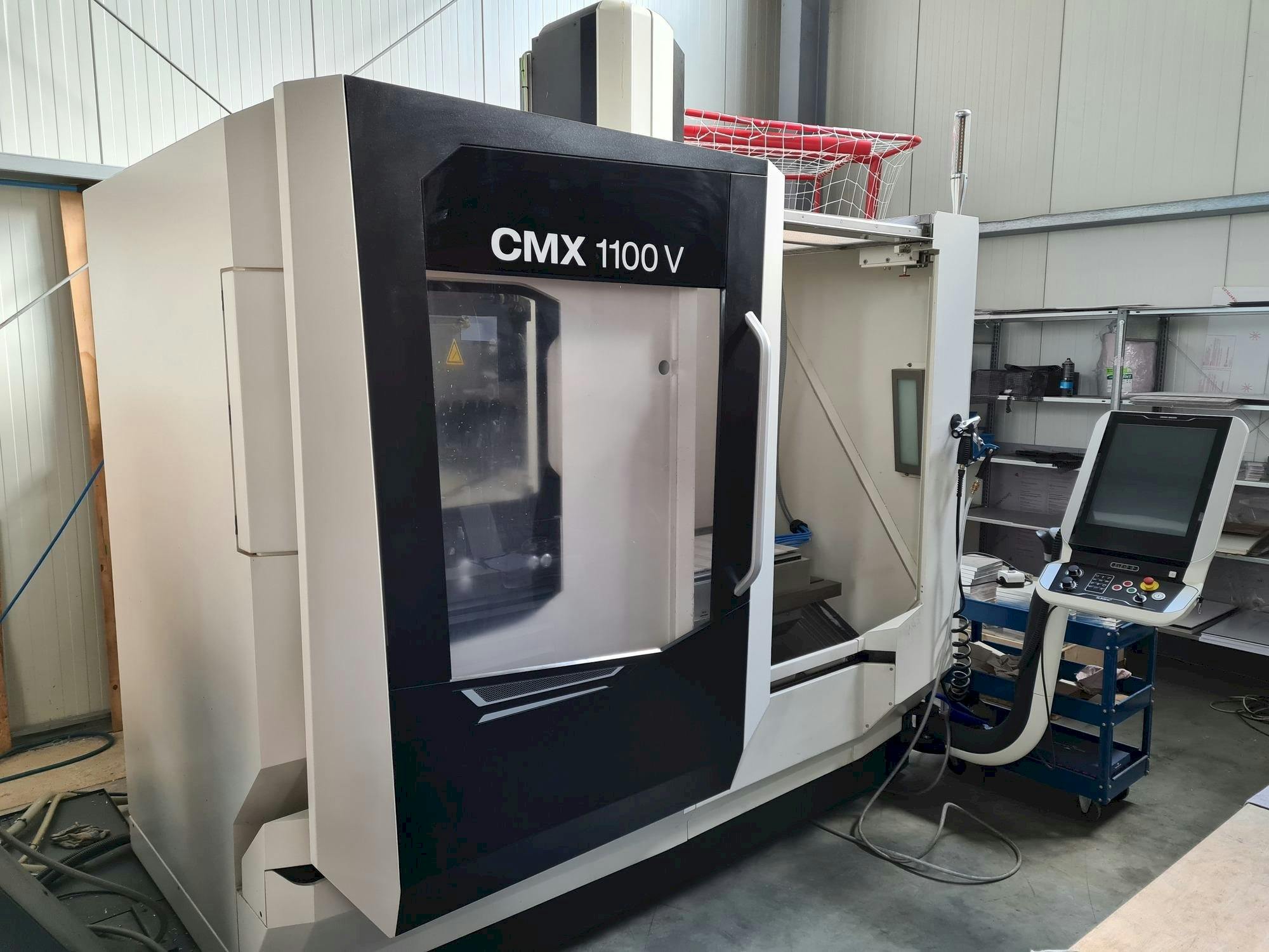 Vooraanzicht  van DMG MORI CMX 1100 V  machine